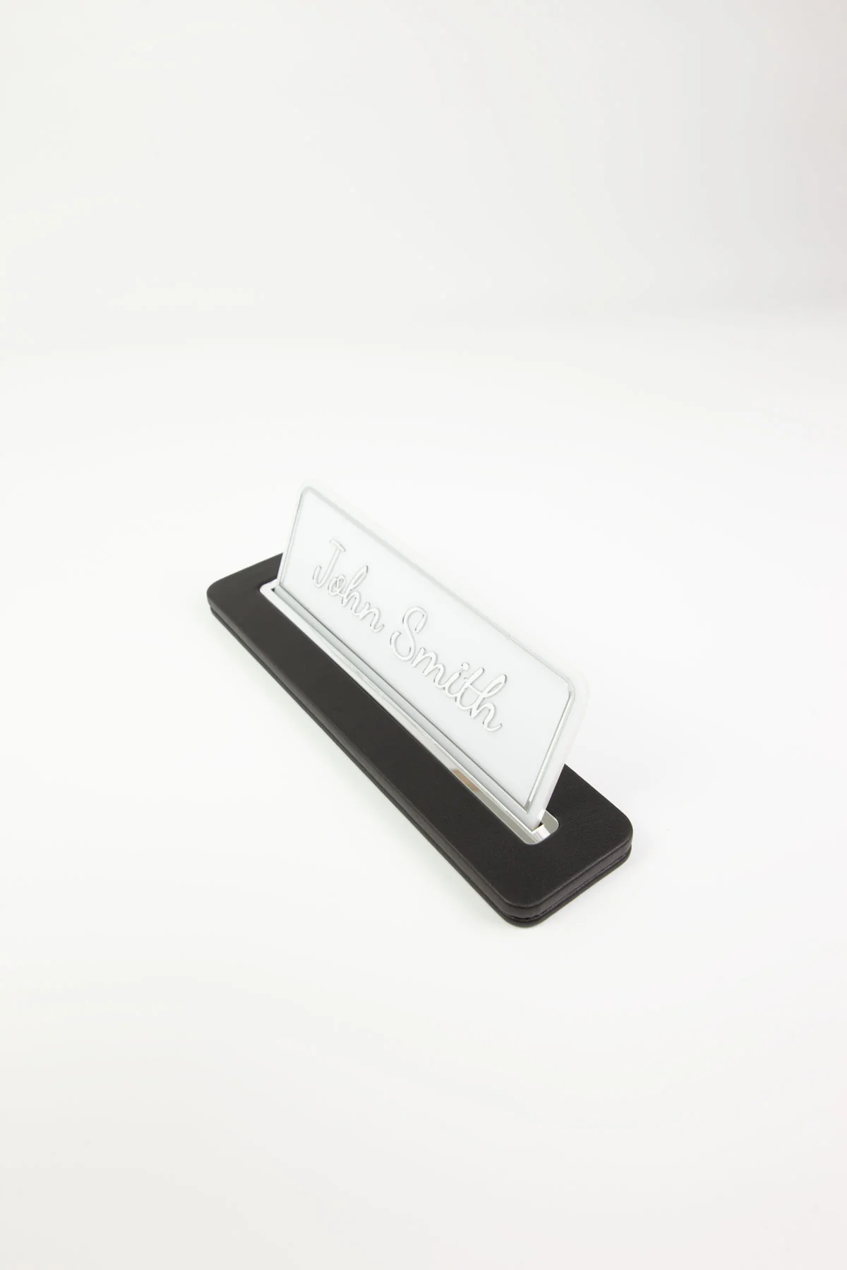 Alya Deri Masa İsimliği Düz Siyah Krom Detaylı, Şık ve Dayanıklı Ofis Masa Aksesuarı, Premium Suni Deri, Kişiselleştirilebilir Masa İsimliği, Modern ve Estetik Tasarım, Leke Tutmaz, Uzun Ömürlü Ofis Hediyesi