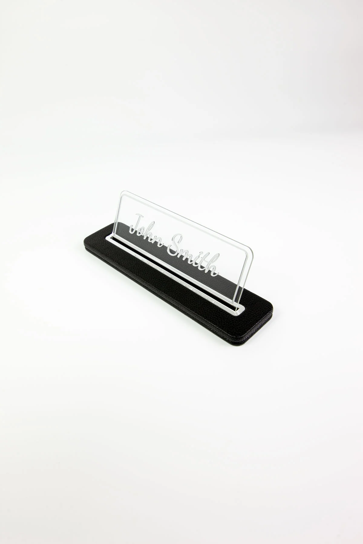 Alya Deri Masa İsimliği Siyah Krom Detaylı, Modern Ofis Masa Aksesuarı, Premium Kalitede Suni Deri, Kişiselleştirilebilir Masa İsimliği, Şık ve Dayanıklı Tasarım, Uzun Ömürlü Profesyonel Ofis Hediyesi