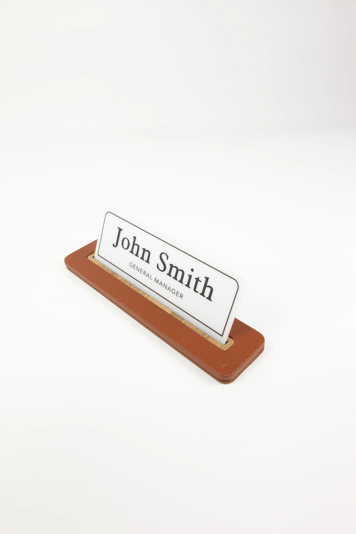 Alya Deri Masa İsimliği Taba Ahşap Detaylı, Şık ve Dayanıklı Ofis Masa Aksesuarı, Premium Kalitede Suni Deri, Kişiselleştirilebilir Masa İsimliği, El İşçiliği Ahşap Tasarım, Uzun Ömürlü Ofis Hediyesi