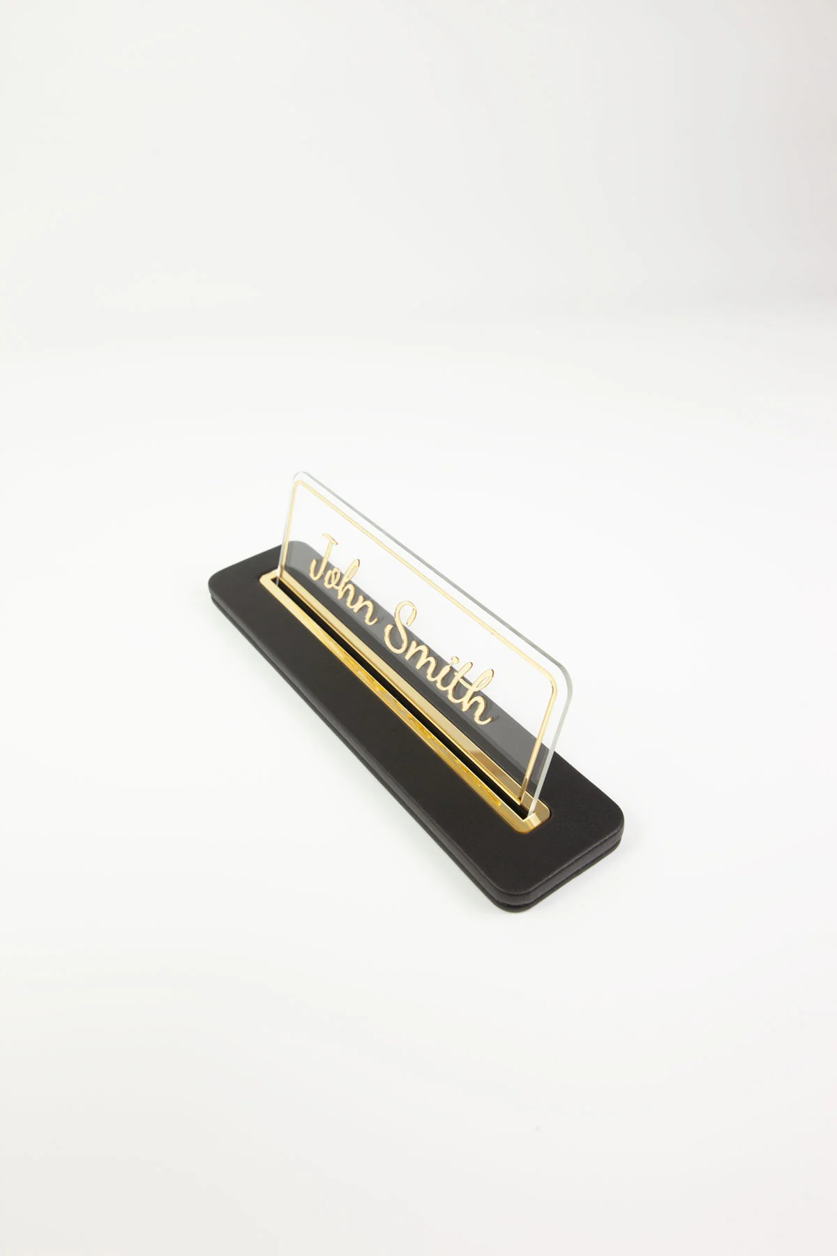 Alya Deri Masa İsimliği Düz Siyah Gold Detaylı, Şık ve Dayanıklı Ofis Masa Aksesuarı, Premium Suni Deri, Kişiselleştirilebilir Masa İsimliği, Modern ve Minimalist Tasarım, Leke Tutmaz, Uzun Ömürlü Ofis Hediyesi