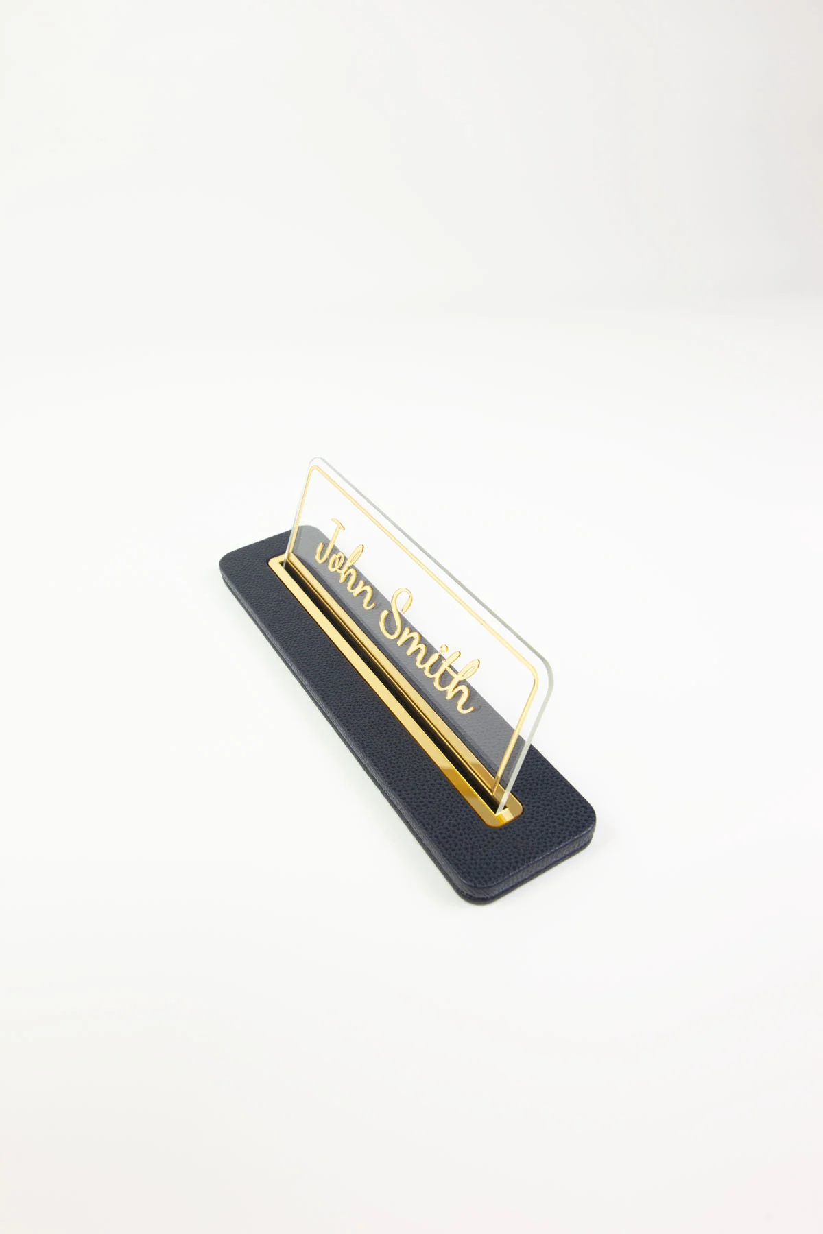 Alya Deri Masa İsimliği Lacivert Krom Detaylı, Modern Ofis Masa Aksesuarı, Premium Suni Deri, Kişiselleştirilebilir Masa İsimliği, Şık ve Dayanıklı Tasarım, Uzun Ömürlü Profesyonel Ofis Hediyesi