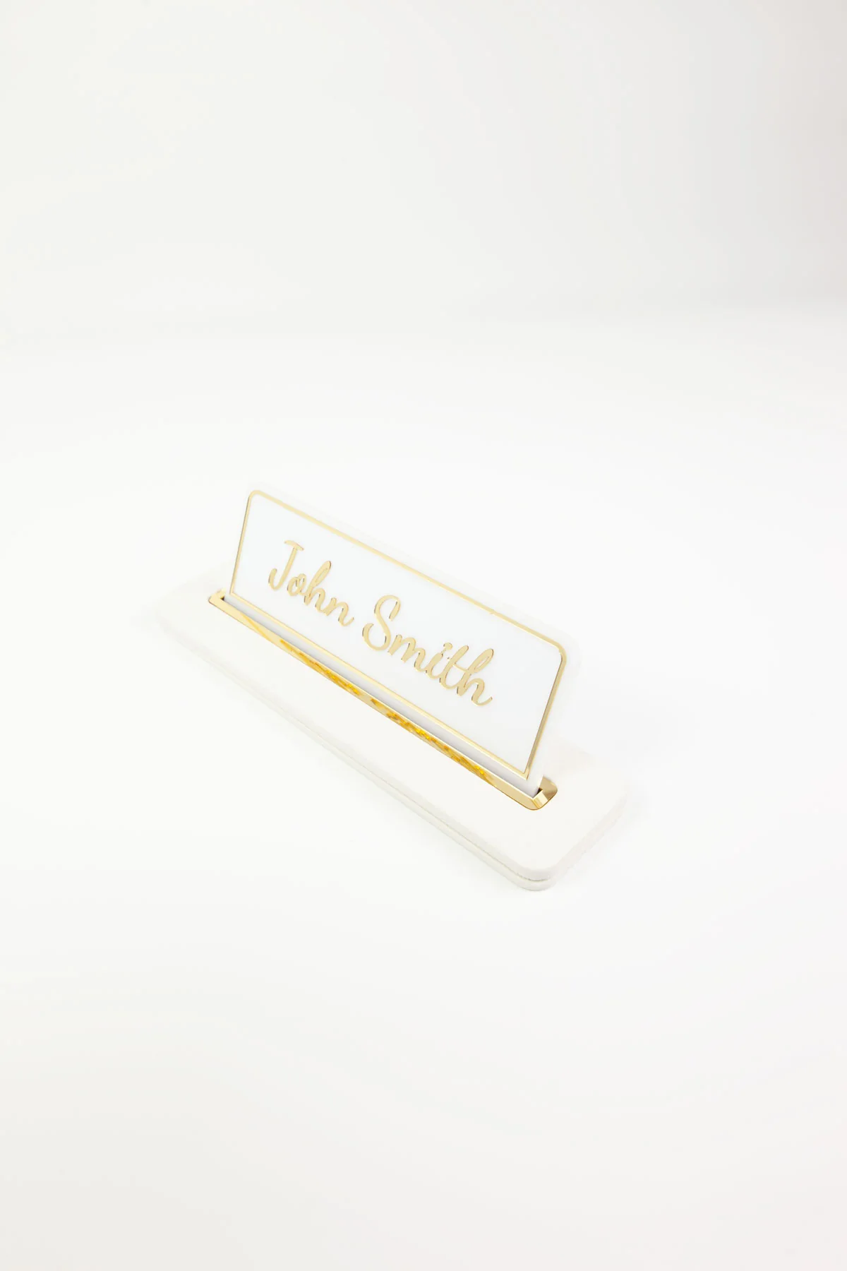 Alya Deri Masa İsimliği Beyaz Gold Detaylı, Şık ve Dayanıklı Ofis Masa Aksesuarı, Premium Suni Deri, Kişiselleştirilebilir Masa İsimliği, Modern ve Minimalist Tasarım, Leke Tutmaz, Uzun Ömürlü Ofis Hediyesi