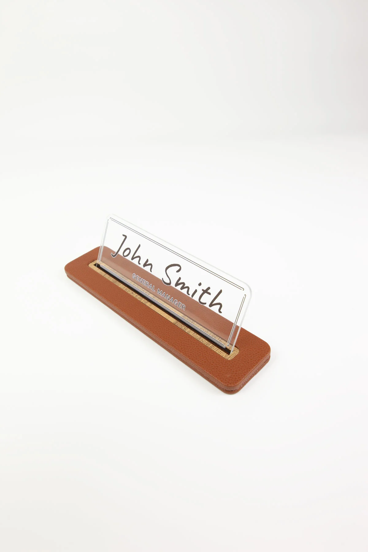 Alya Deri Masa İsimliği Taba Ahşap Detaylı, Şık ve Dayanıklı Ofis Masa Aksesuarı, Premium Kalitede Suni Deri, Kişiselleştirilebilir Masa İsimliği, El İşçiliği Ahşap Tasarım, Uzun Ömürlü Ofis Hediyesi