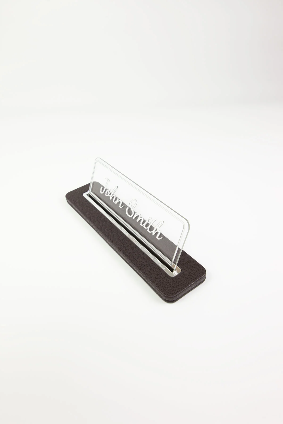 Alya Deri Masa İsimliği Kahve Krom Detaylı, Şık ve Dayanıklı Ofis Masa Aksesuarı, Premium Suni Deri, Kişiselleştirilebilir Masa İsimliği, Modern ve Minimalist Tasarım, Leke Tutmaz, Uzun Ömürlü Ofis Hediyesi