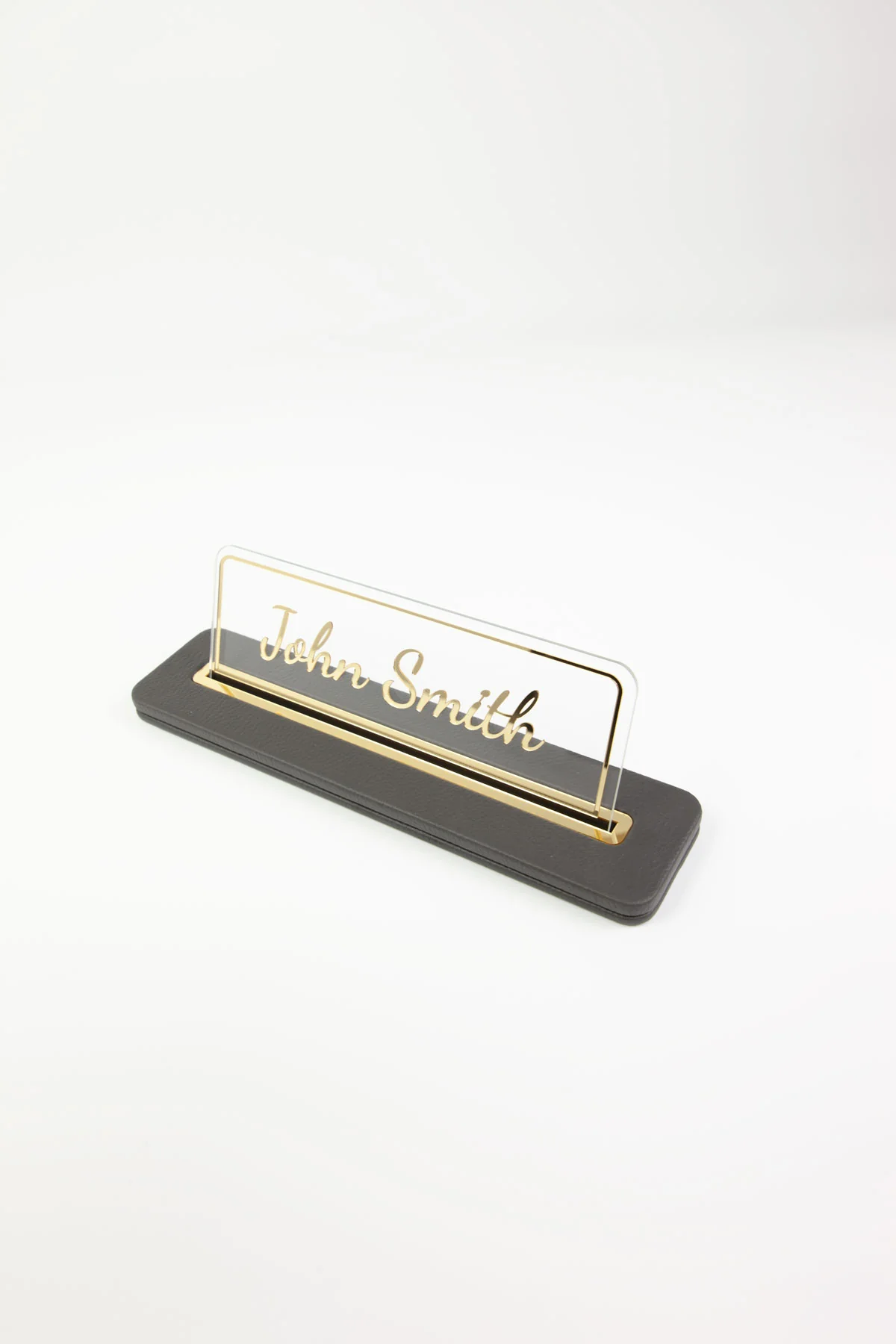 Alya Deri Masa İsimliği Antrasit Gold Detaylı, Şık ve Dayanıklı Ofis İsimlik Aksesuarı, Premium Suni Deri, Kişiselleştirilebilir Masa İsimliği, Modern ve Minimalist Tasarım, Leke Tutmaz, Uzun Ömürlü Ofis Hediyesi