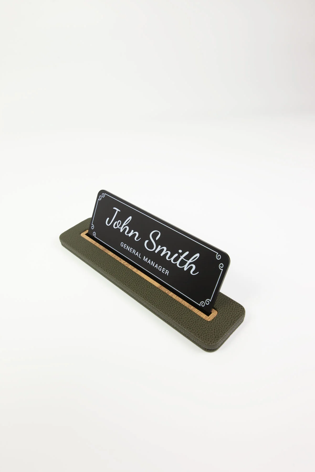 Alya Deri Masa İsimliği Haki Yeşil Ahşap Detaylı, Şık ve Dayanıklı Ofis Masa Aksesuarı, Premium Suni Deri, Kişiselleştirilebilir Masa İsimliği, Modern ve Doğal Tasarım, Leke Tutmaz, Uzun Ömürlü Ofis Hediyesi