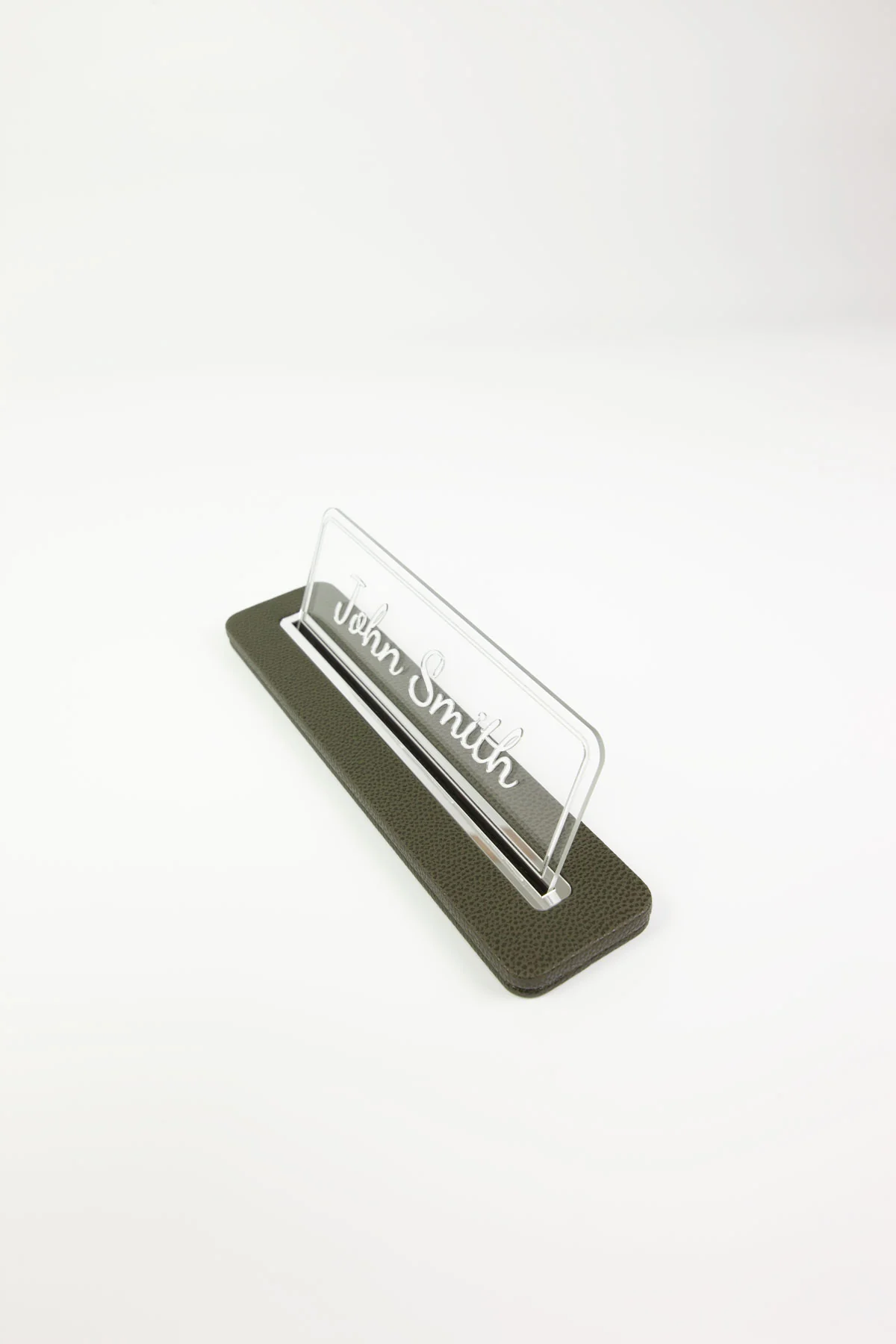 Alya Deri Masa İsimliği Haki Yeşil Krom Detaylı, Şık ve Dayanıklı Ofis Masa Aksesuarı, Premium Suni Deri, Kişiselleştirilebilir Masa İsimliği, Modern ve Minimalist Tasarım, Leke Tutmaz, Uzun Ömürlü Ofis Hediyesi