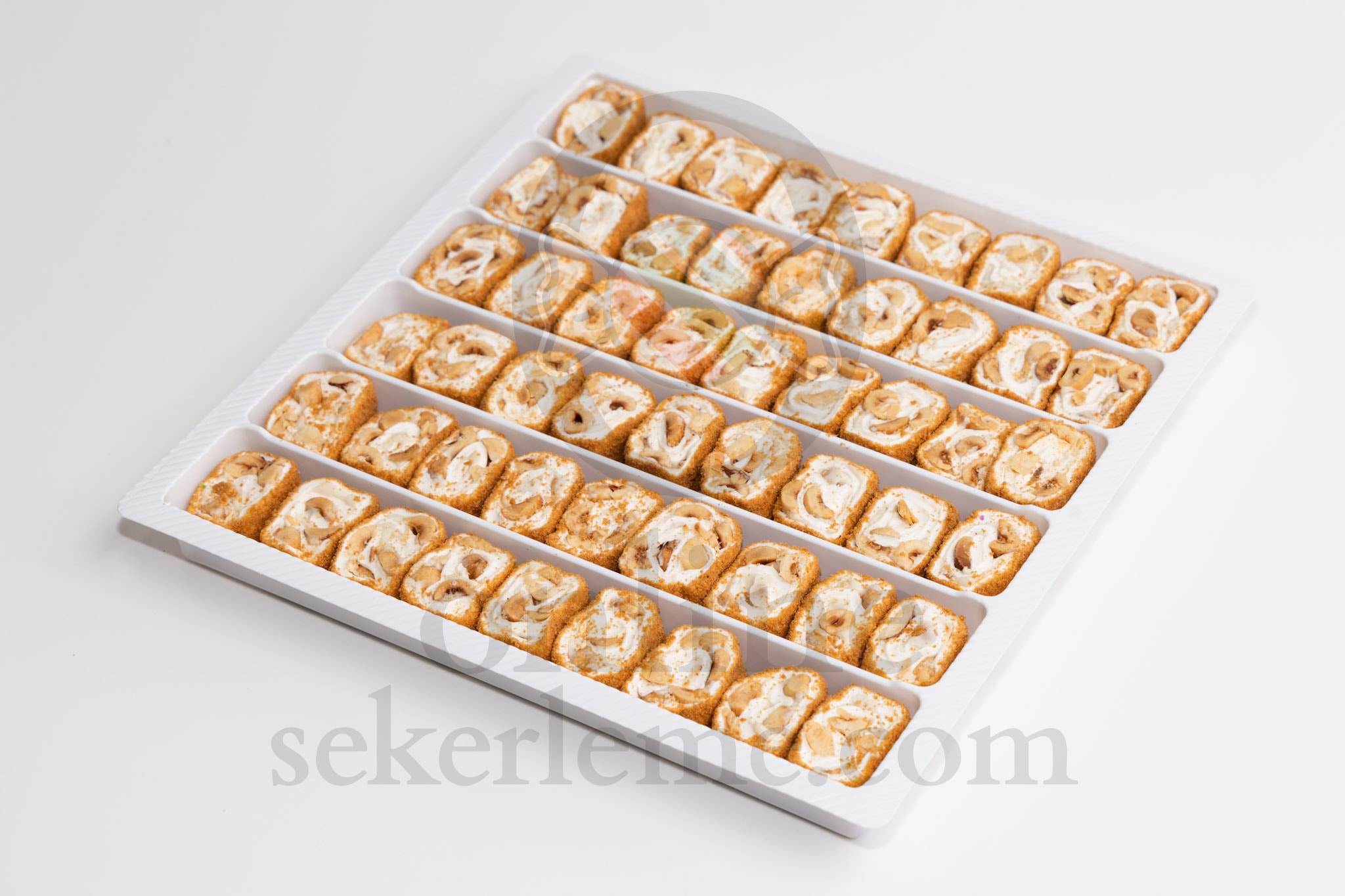 KARAMELİZE BİSKÜVİ KAPLI BEYAZ ÇİKOLATALI FINDIKLI SARMA SULTAN LOKUM (5KG)