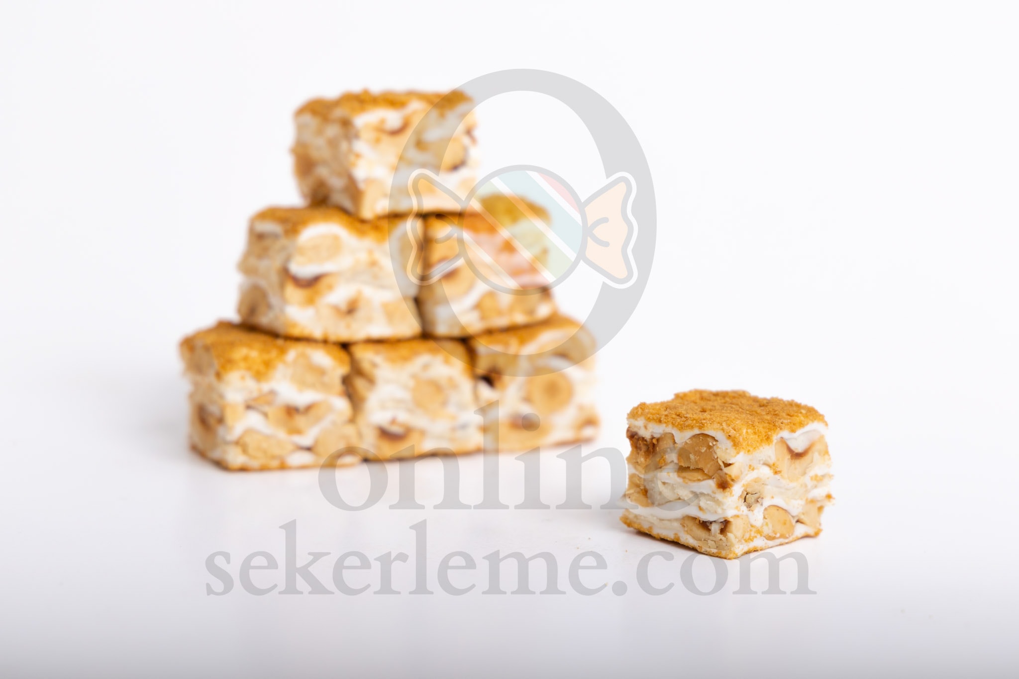 KARAMELİZE BİSKÜVİ KAPLI BEYAZ ÇİKOLATALALI FINDIKLI BAKLAVA LOKUM (5KG)