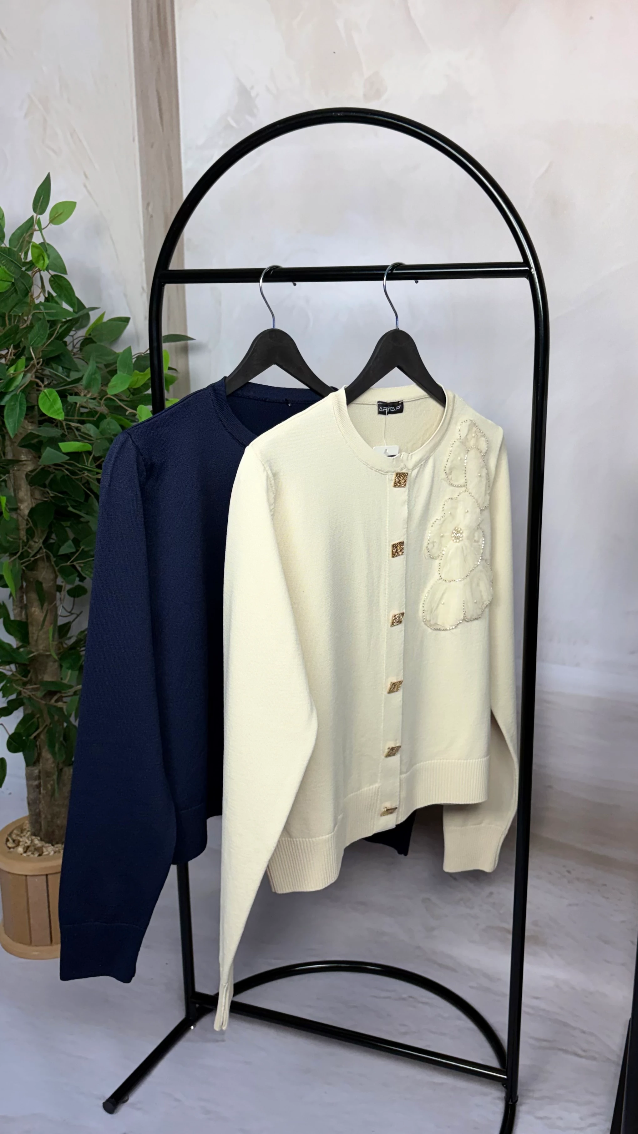 Çiçek İşlemeli Triko Hırka