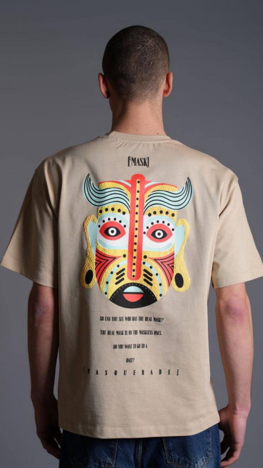 YUVARLAK YAKA YAZILI SIRTI MASKE DETAYLI TSHİRT-BEJ