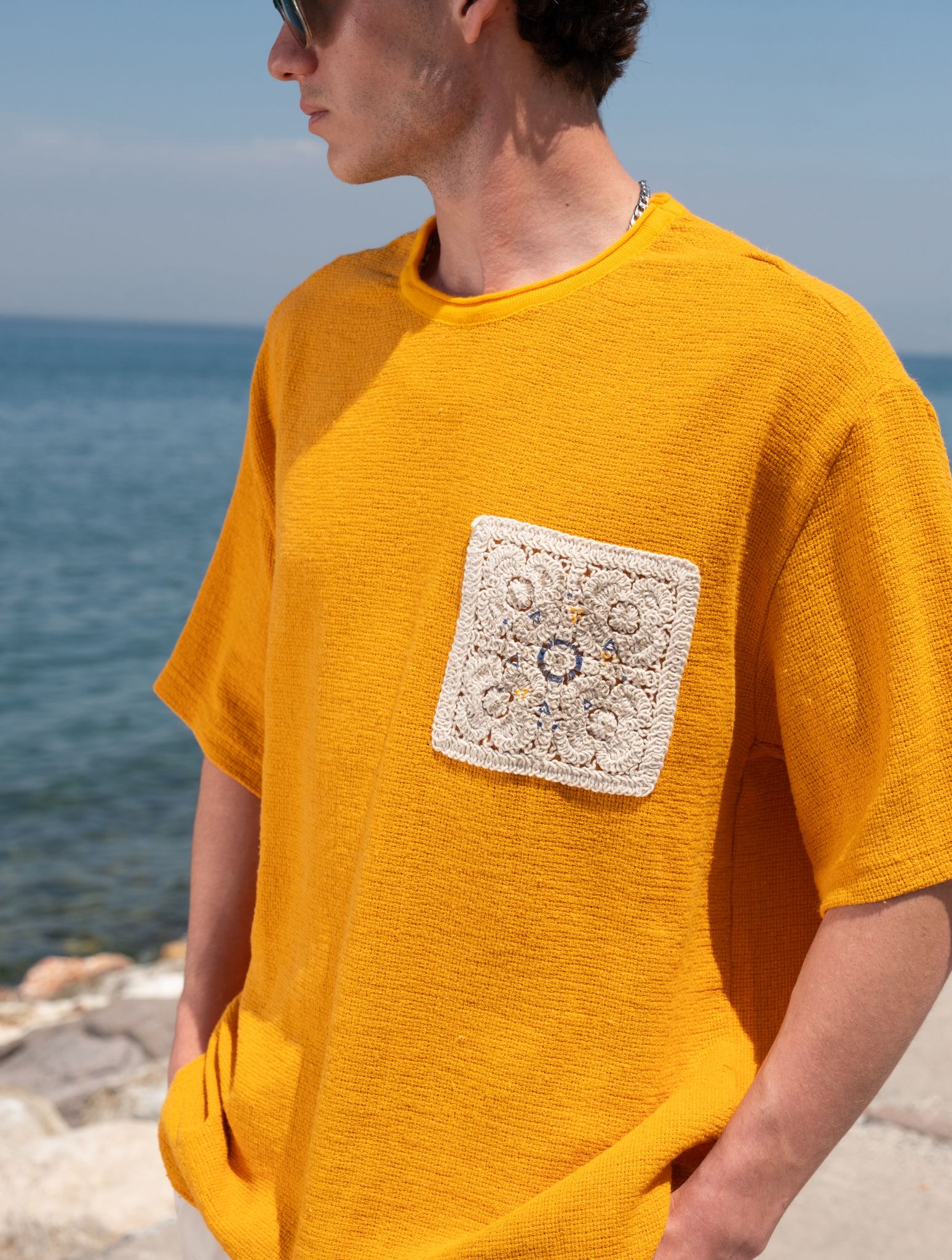 YUVARLAK YAKA DANTEL ÇEP DETAYLI KISA KOL TRİKO-HARDAL