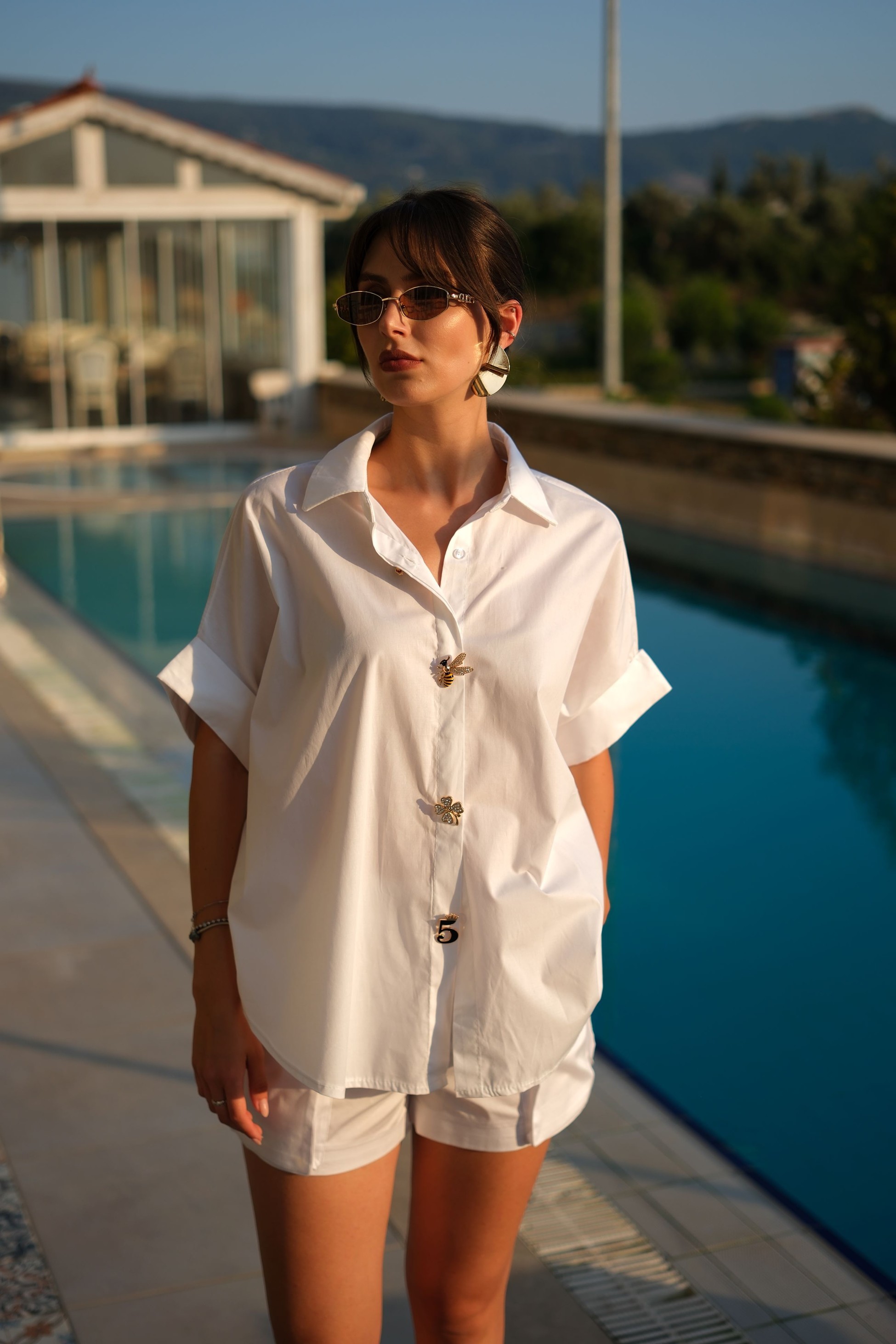 Broş Detaylı Oversize Gömlek