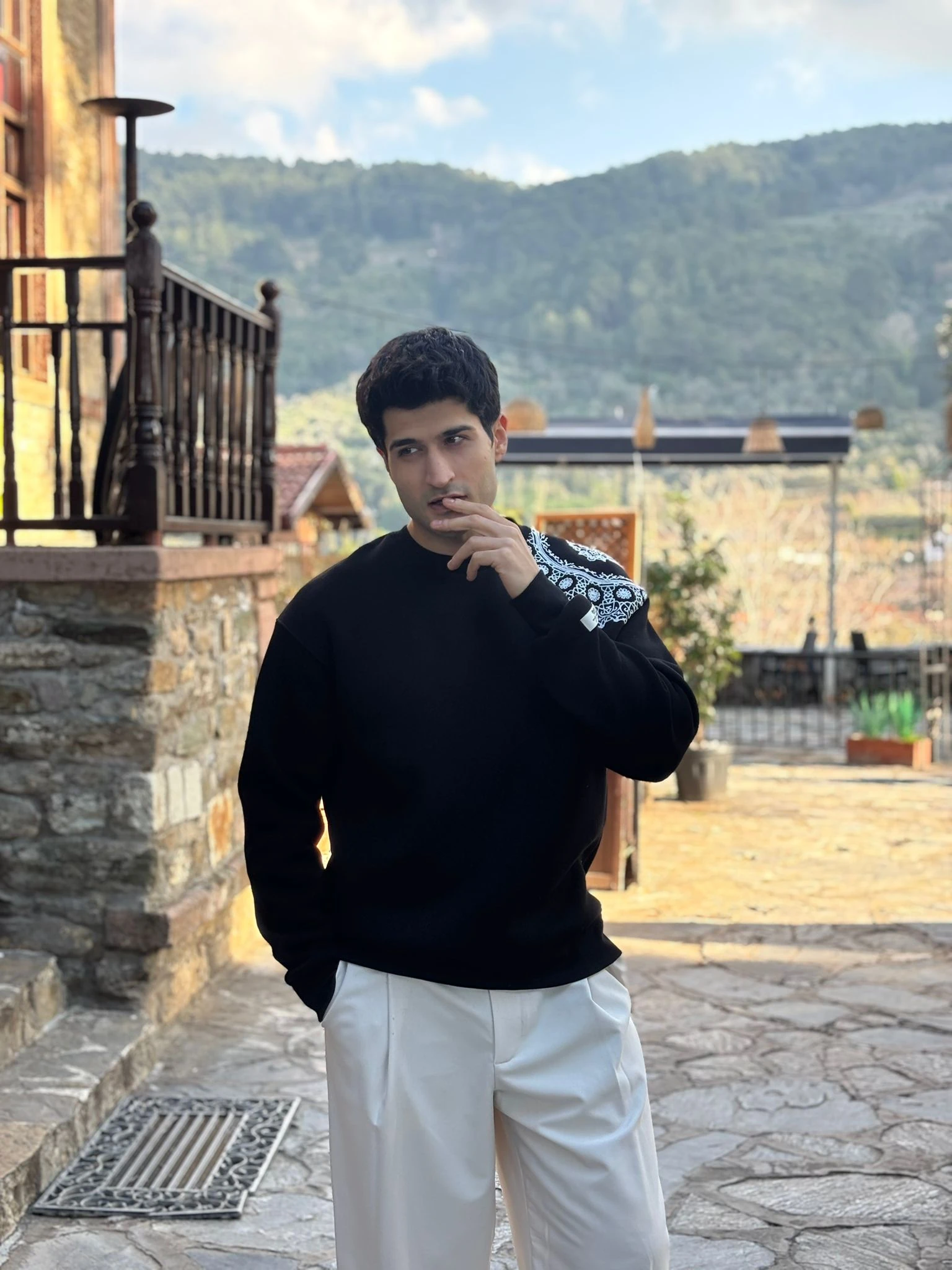 Siyah İşlemeli Sweatshirt