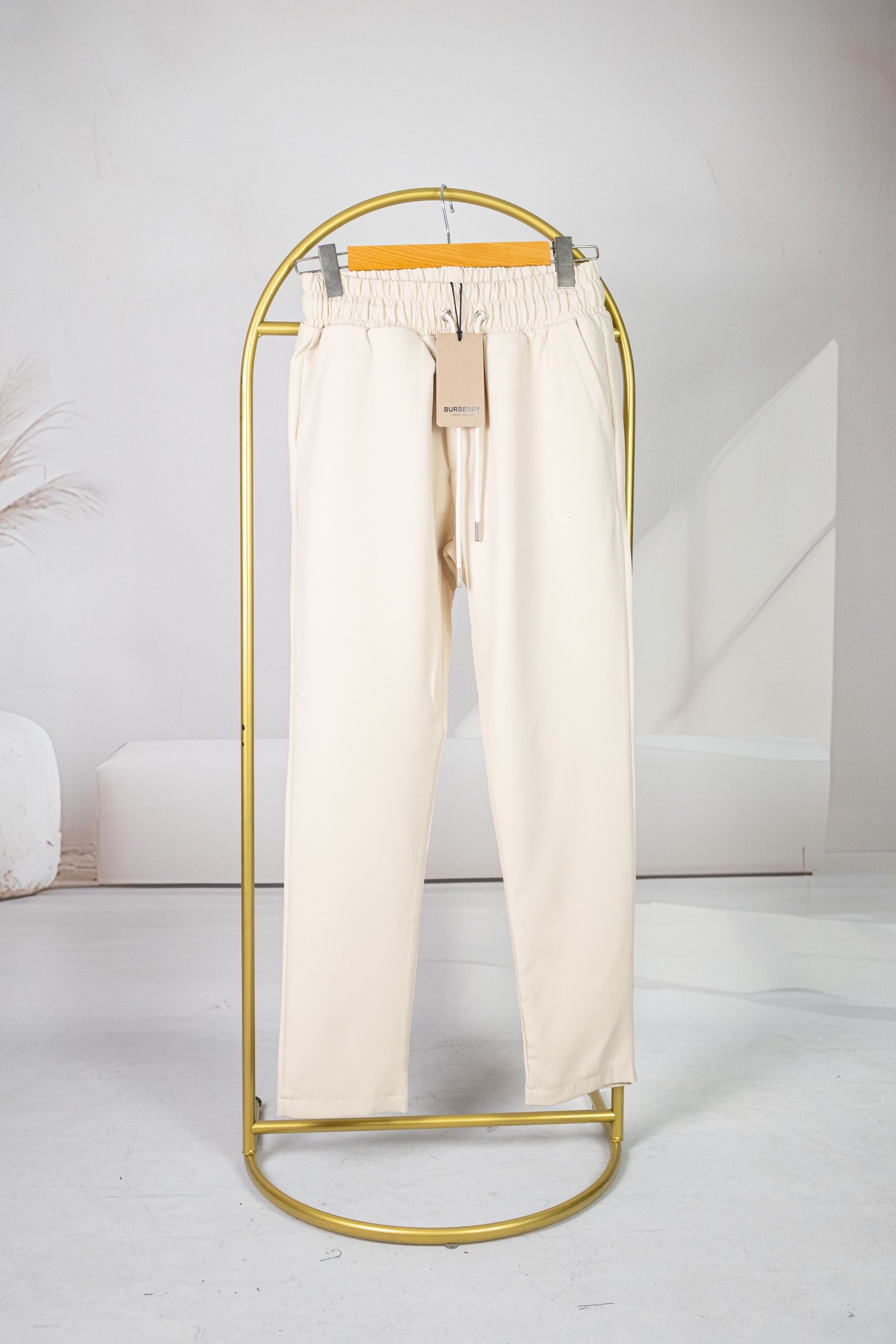 Burbery Krem Bağçıklı Arkada Fermuar Ve Logo Detaylı Pantolon