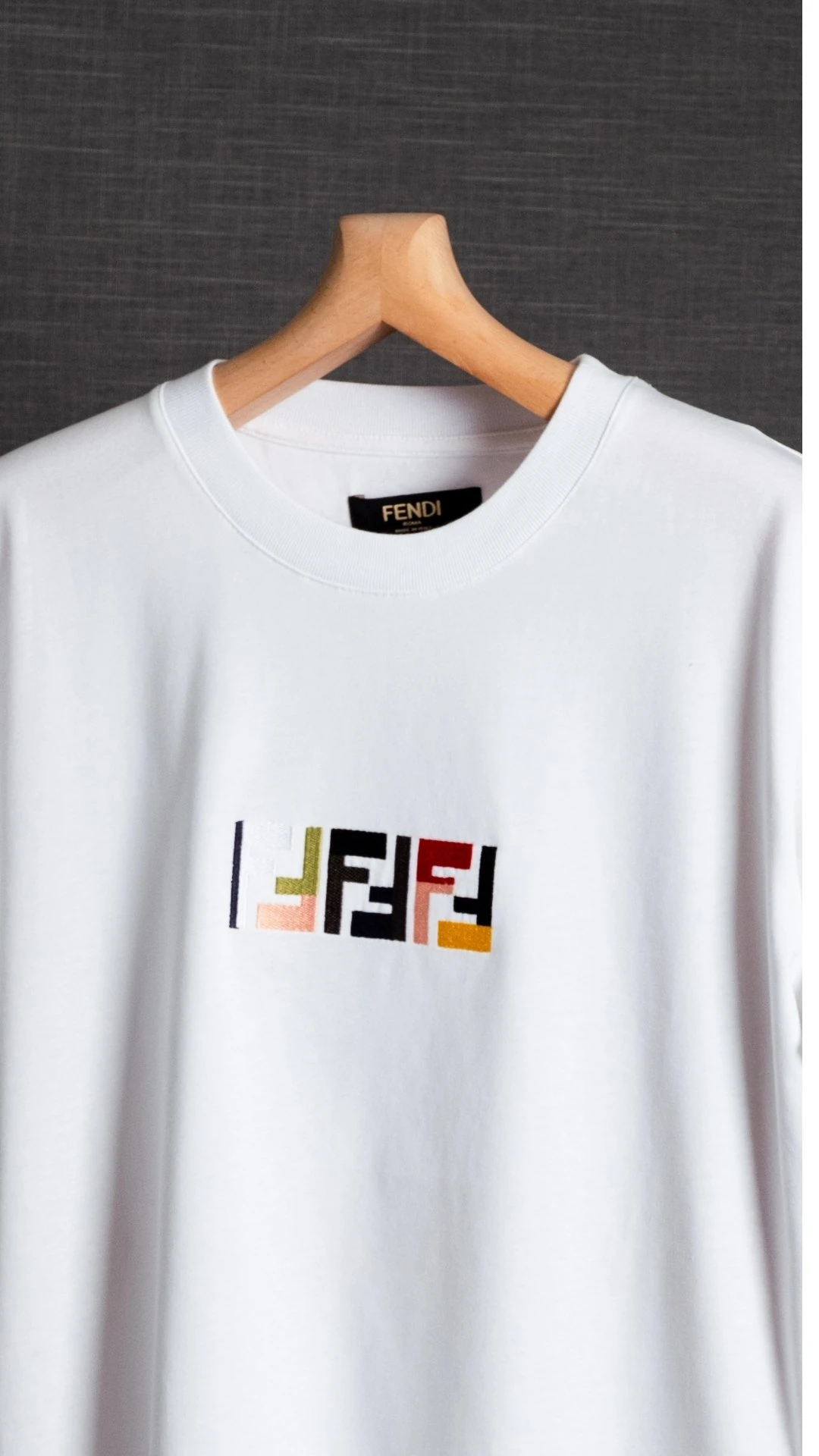 Sıfır Yaka Renkli F Marka Detaylı Tişört