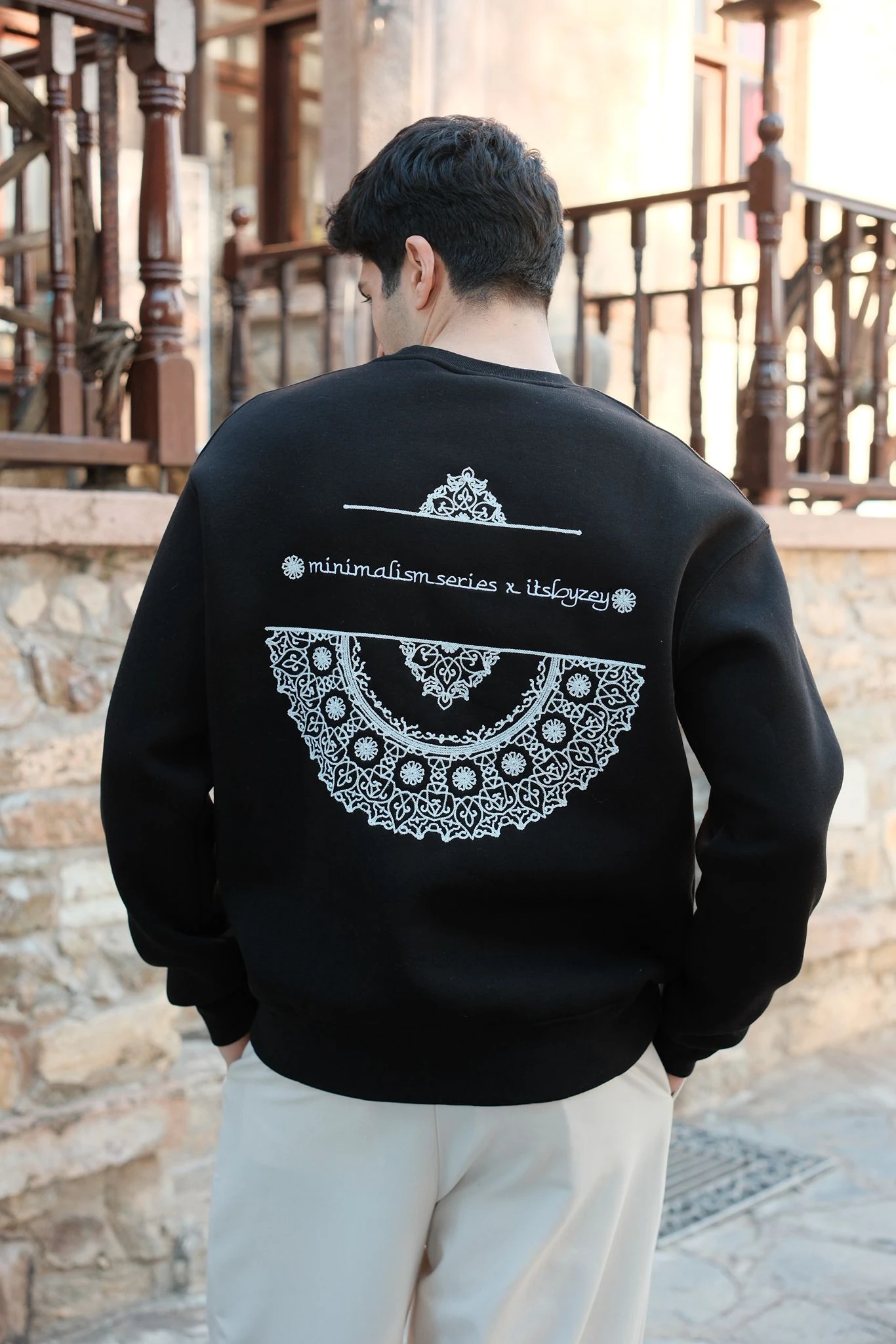 Siyah İşlemeli Sweatshirt