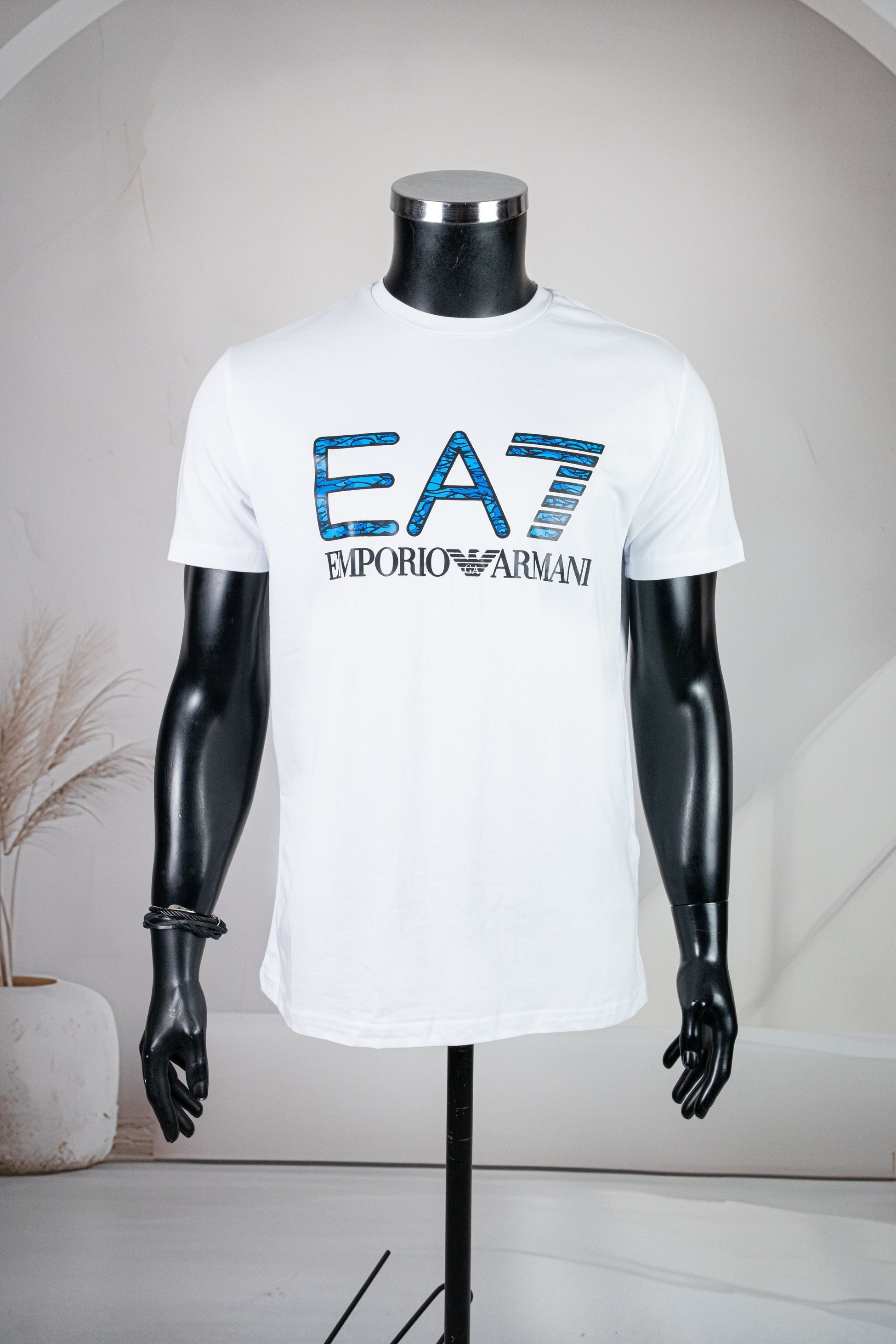 Emporio Armani Beyaz Yuvarlak Yaka Önü Mavi Logo Baskılı Tişört