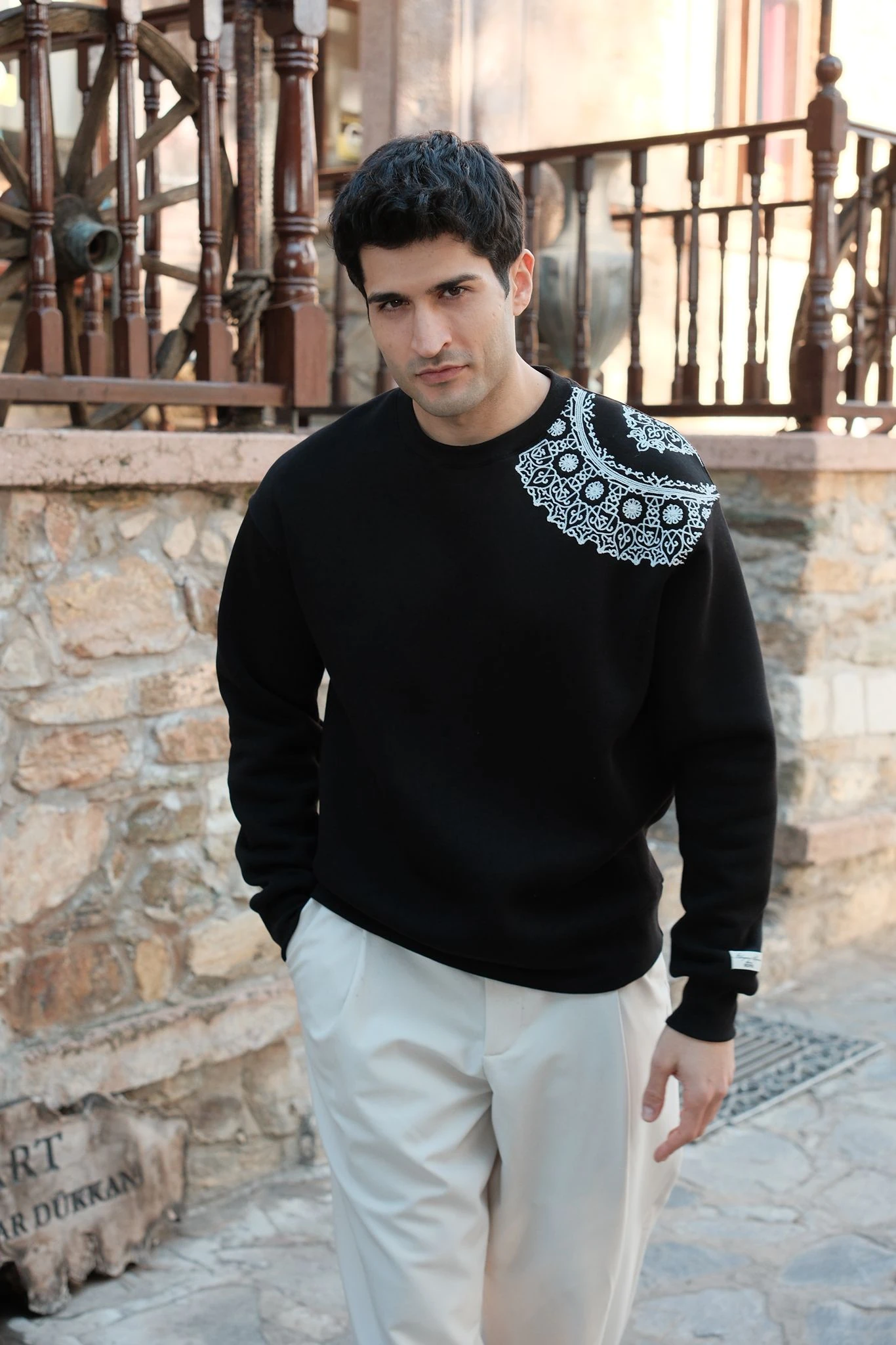 Siyah İşlemeli Sweatshirt