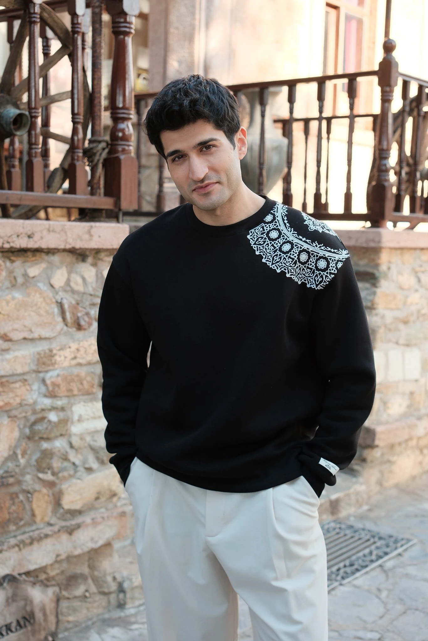 Siyah İşlemeli Sweatshirt