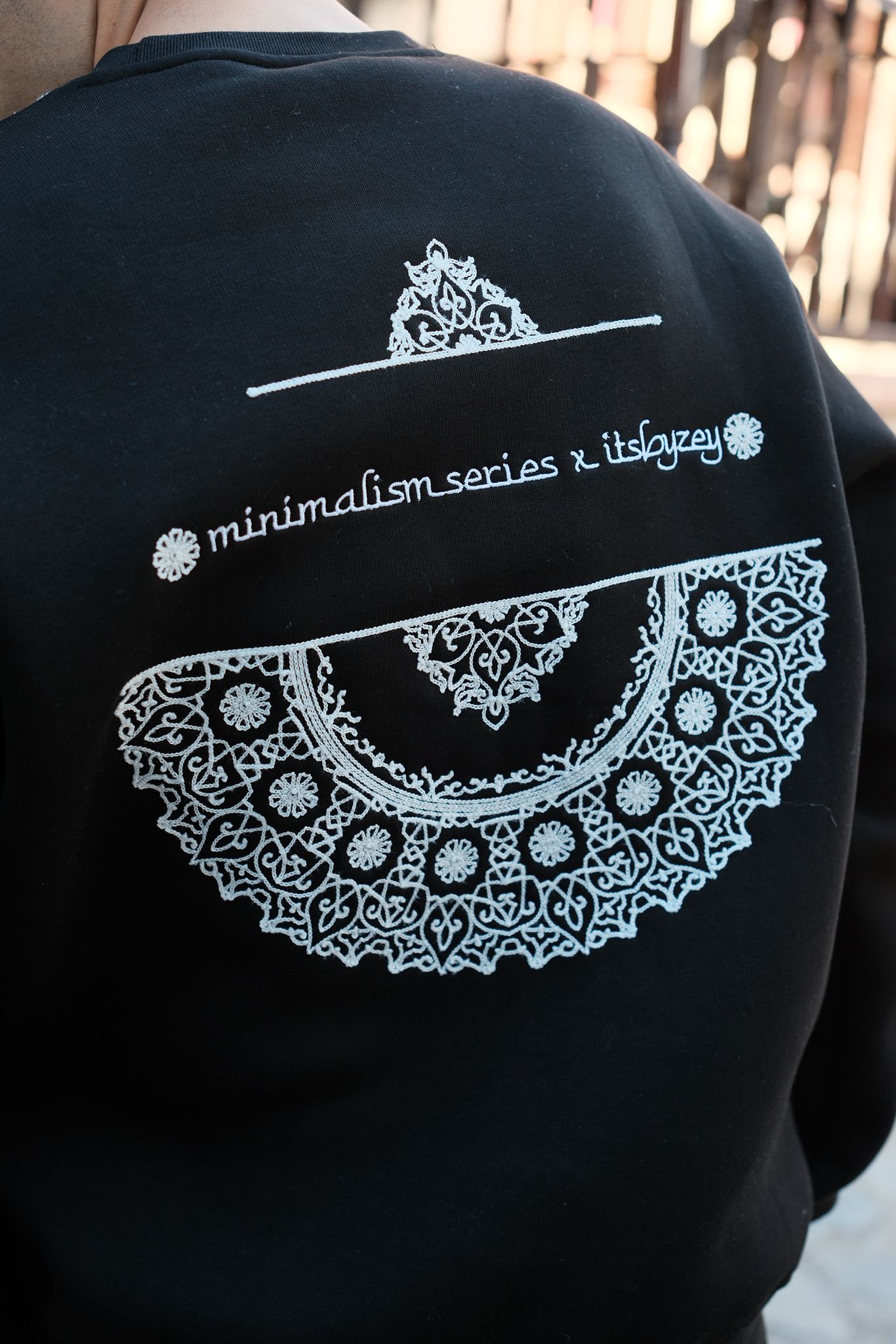 Siyah İşlemeli Sweatshirt