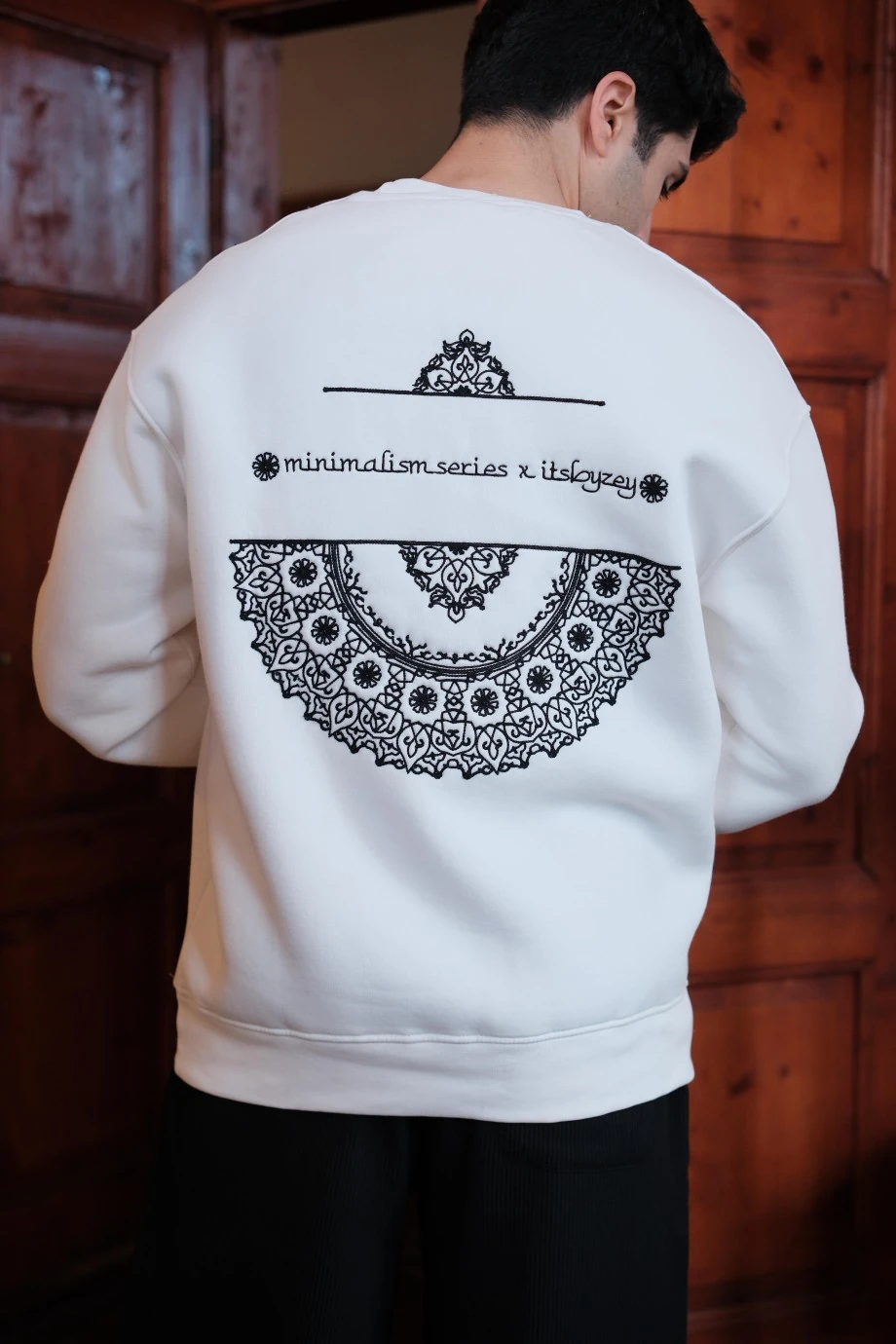 Beyaz İşlemeli Sweatshirt