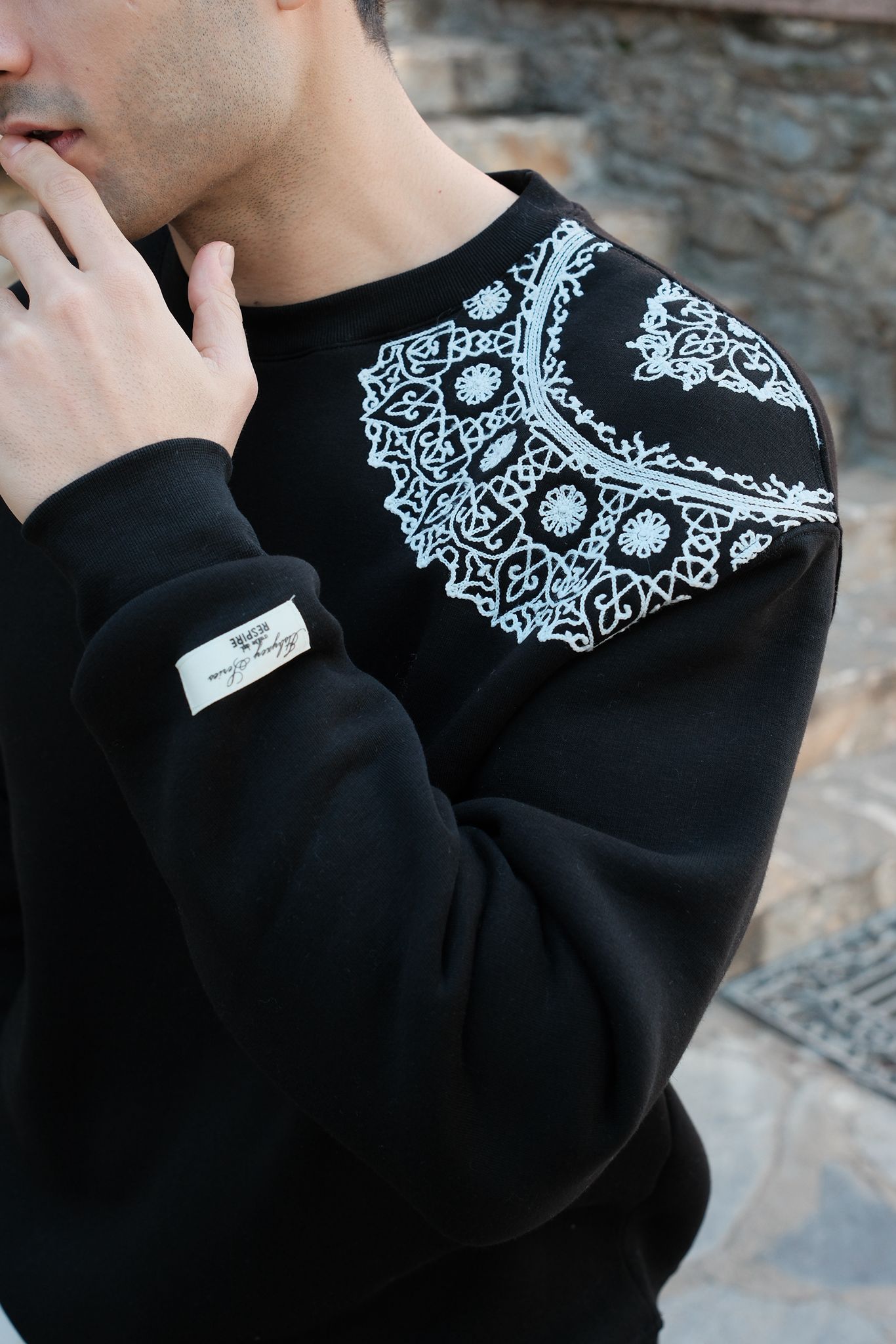 Siyah İşlemeli Sweatshirt