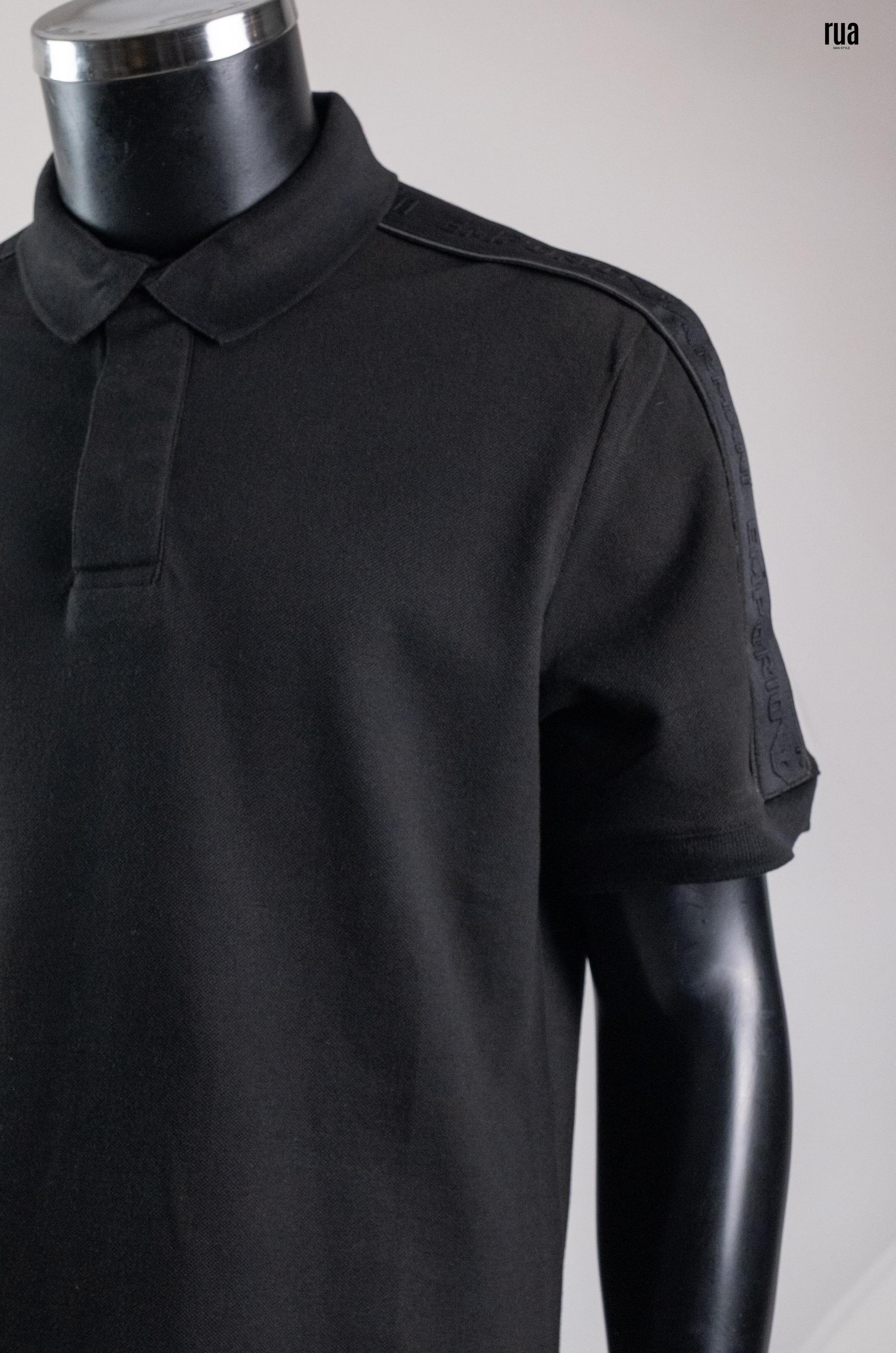 Polo Yaka Kollarda Marka Yazılı Tişört Siyah