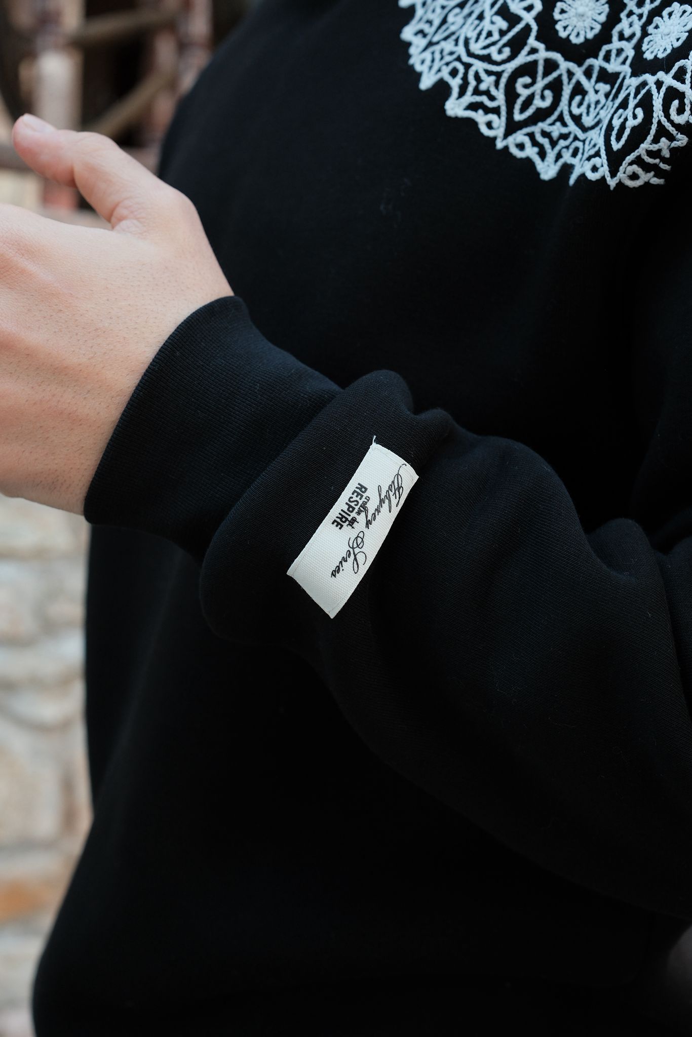 Siyah İşlemeli Sweatshirt