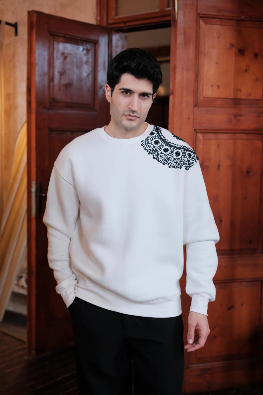 Beyaz İşlemeli Sweatshirt