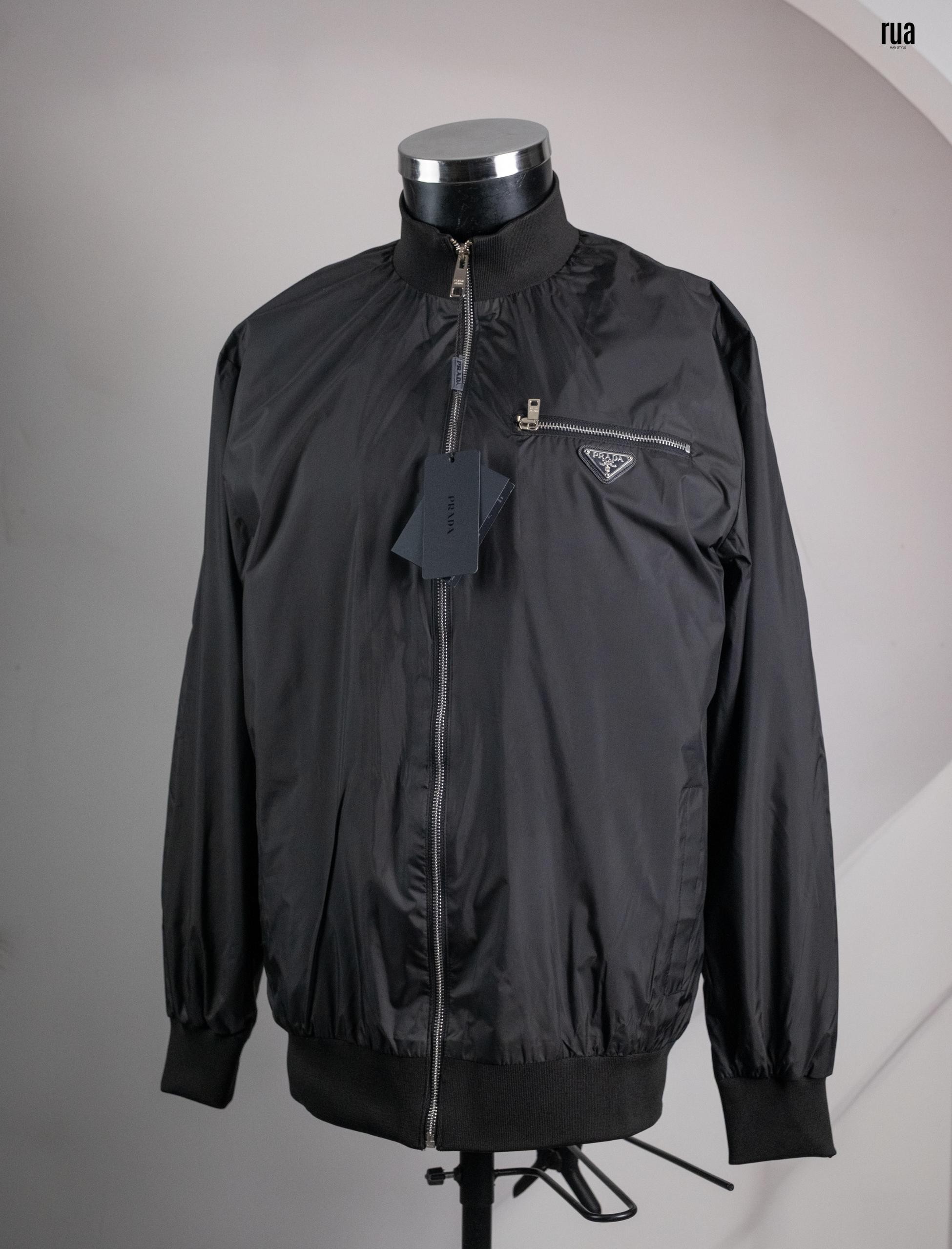 Prada Metal Göğüs logolu Mont Siyah