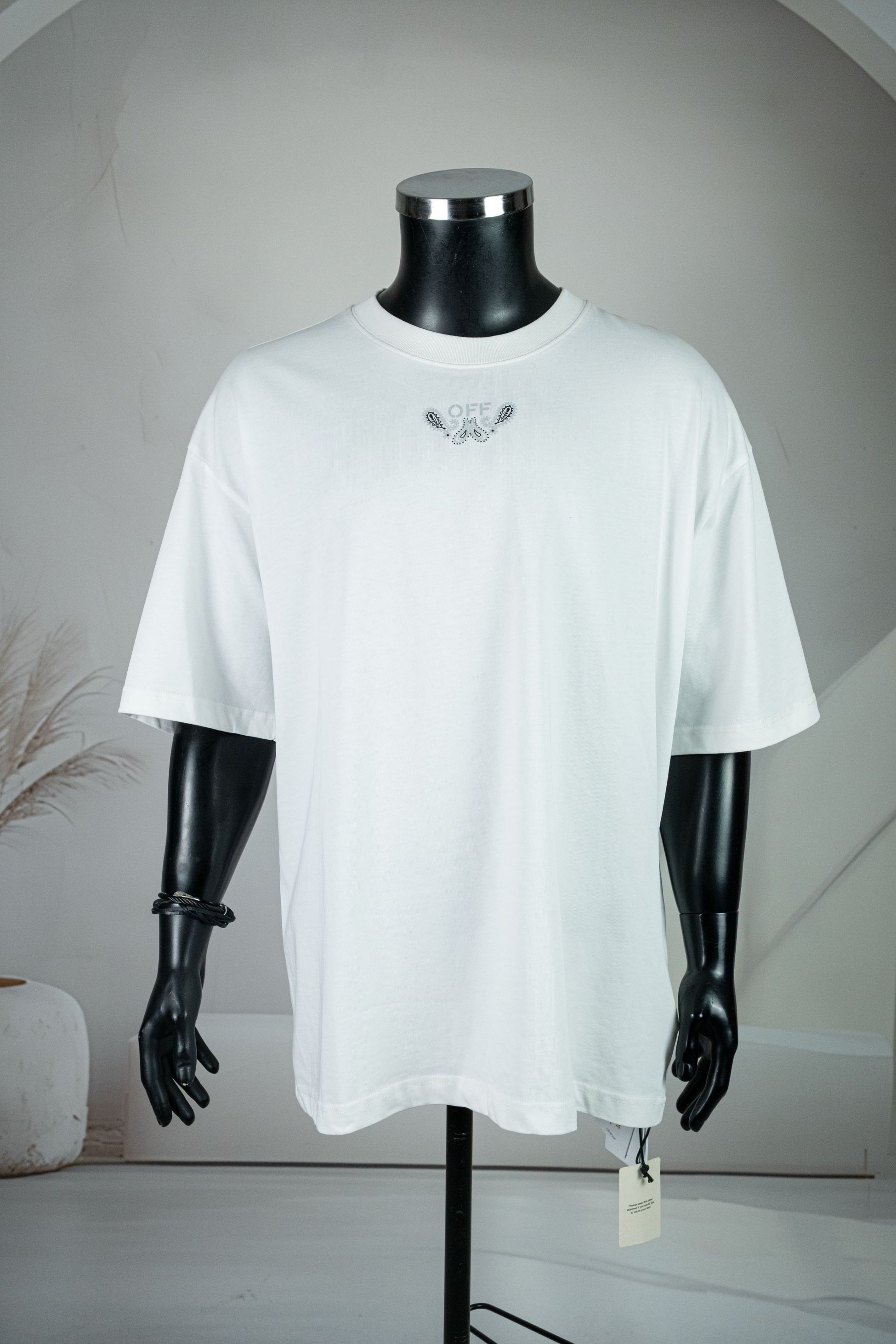 Off White Beyaz Arka ve Yaka Altında Baskı Detaylı Tişört