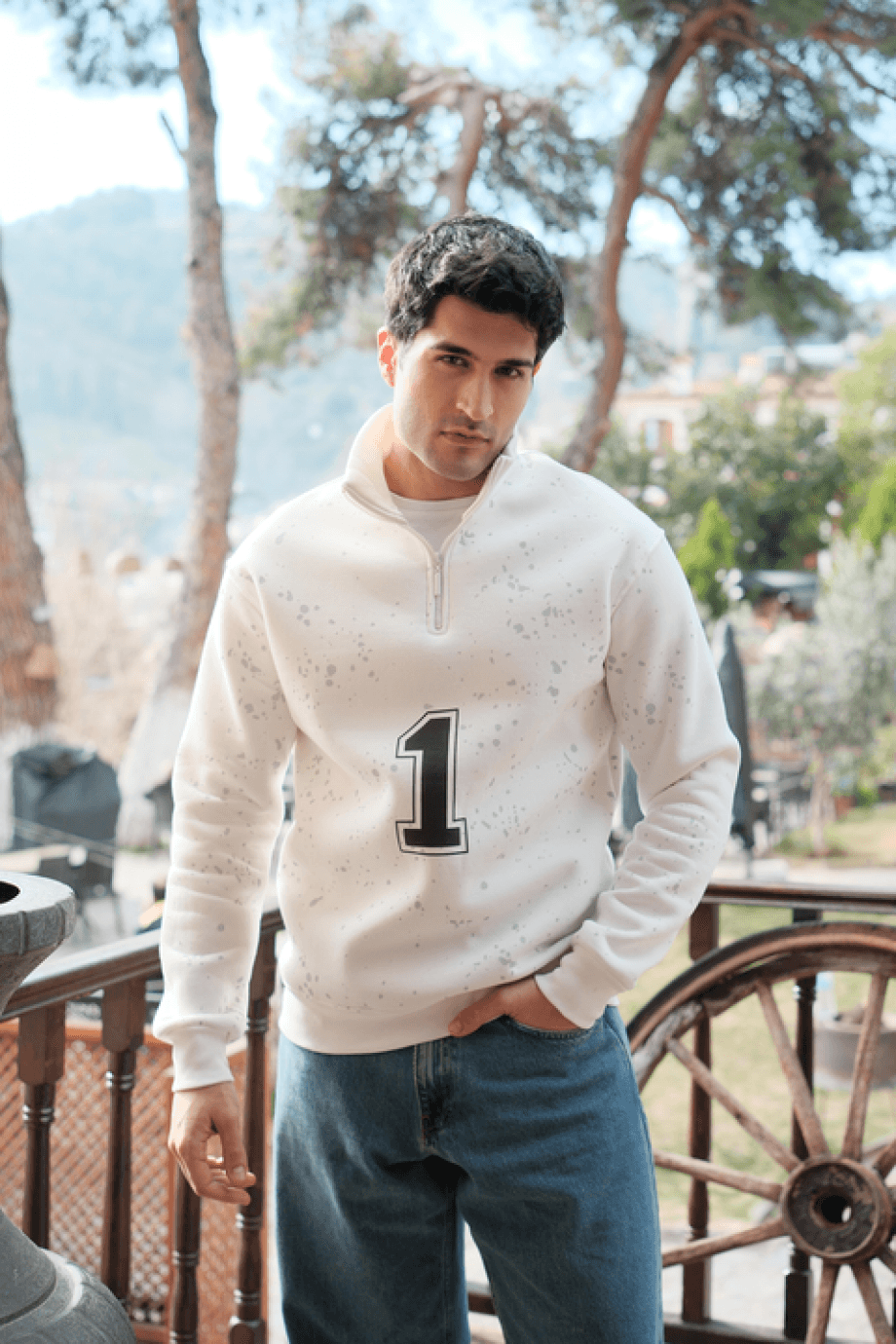 Beyaz Dik Yaka Baskılı Sweatshirt