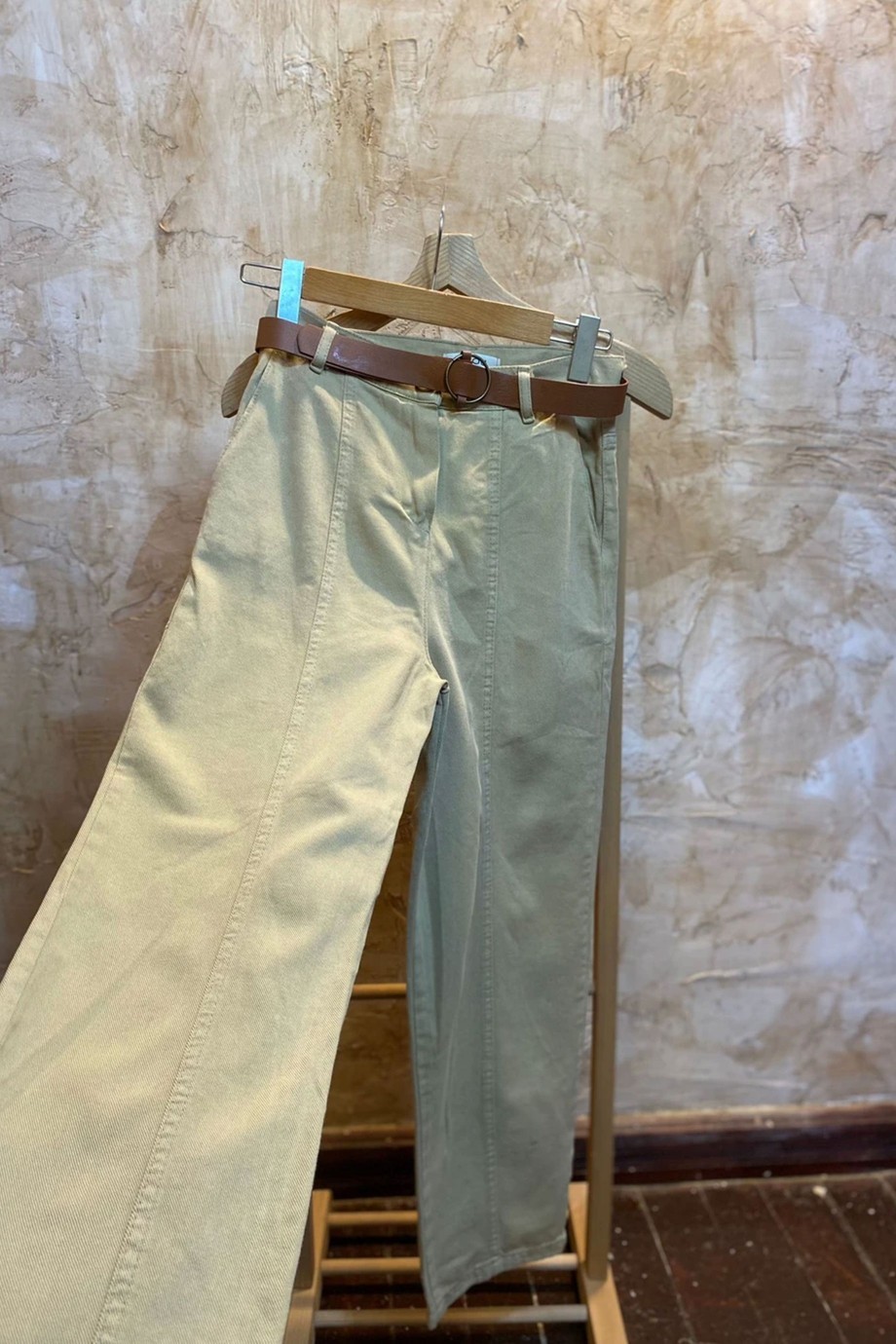 KEMERLİ KOT PANTOLON