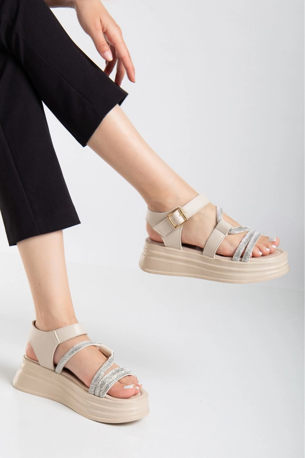 Taşlı Platform Dolgu Taban Sandalet - BEJ