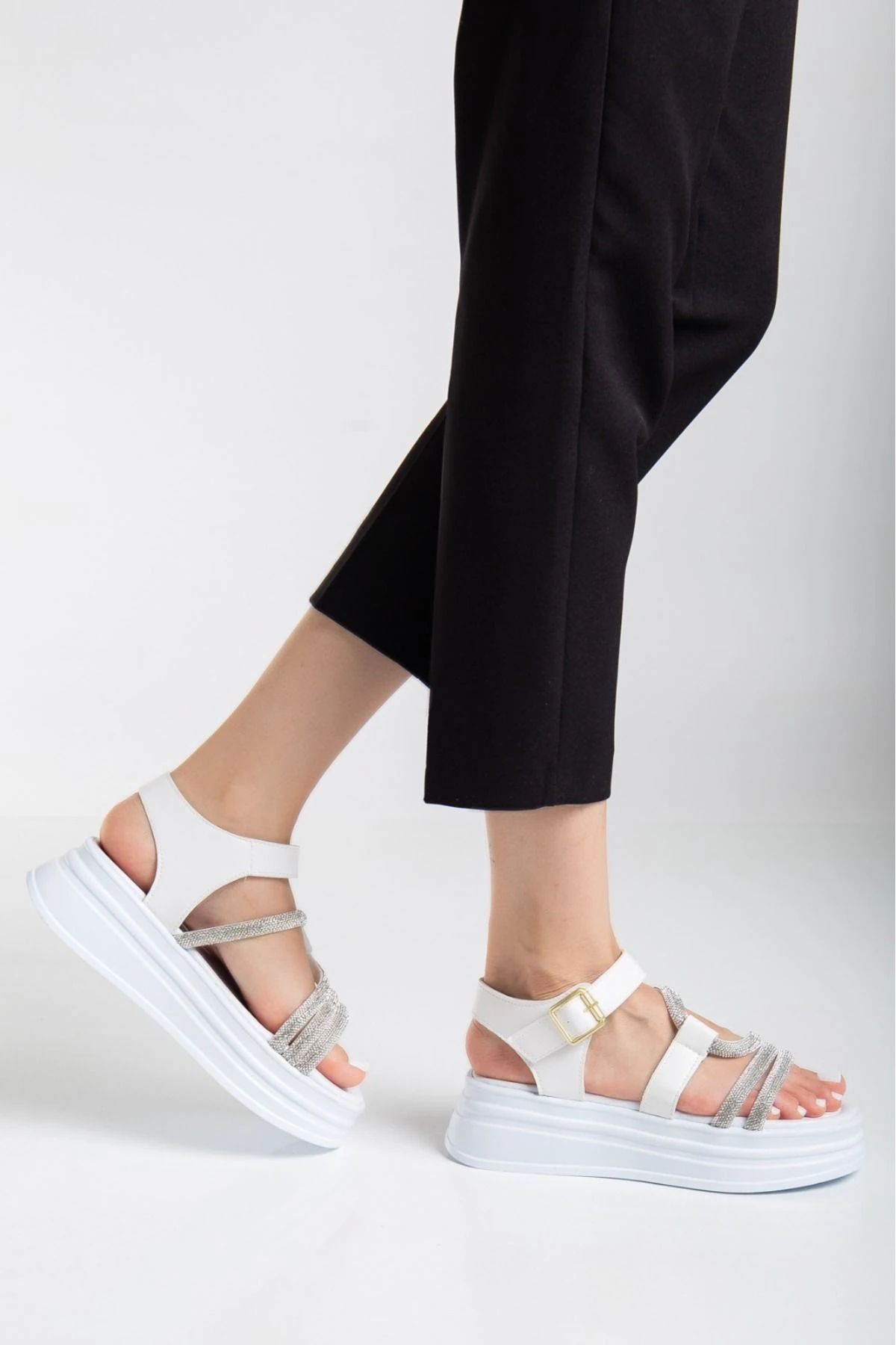 Taşlı Platform Dolgu Taban Sandalet - Beyaz