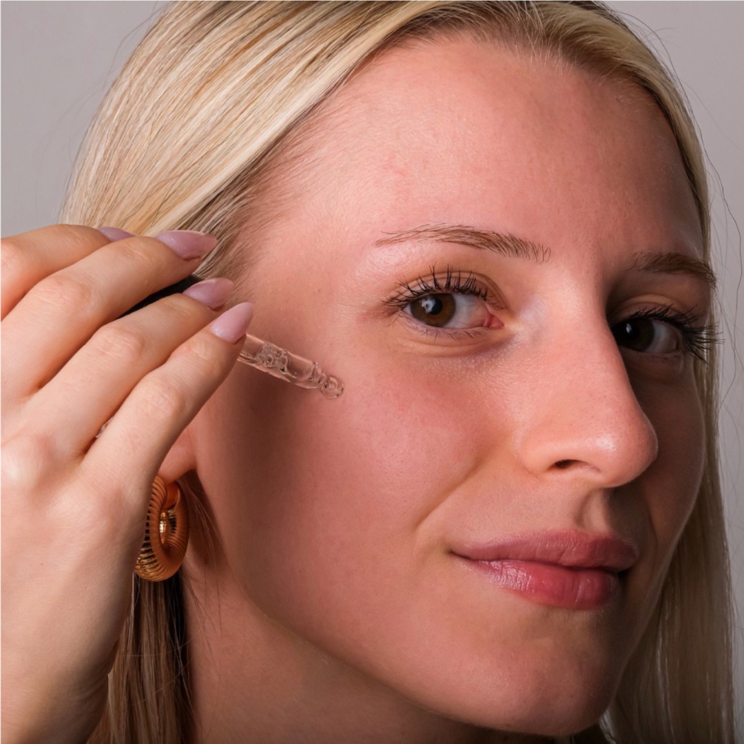 Serum başlığı kullanılarak cilde uygulanır.