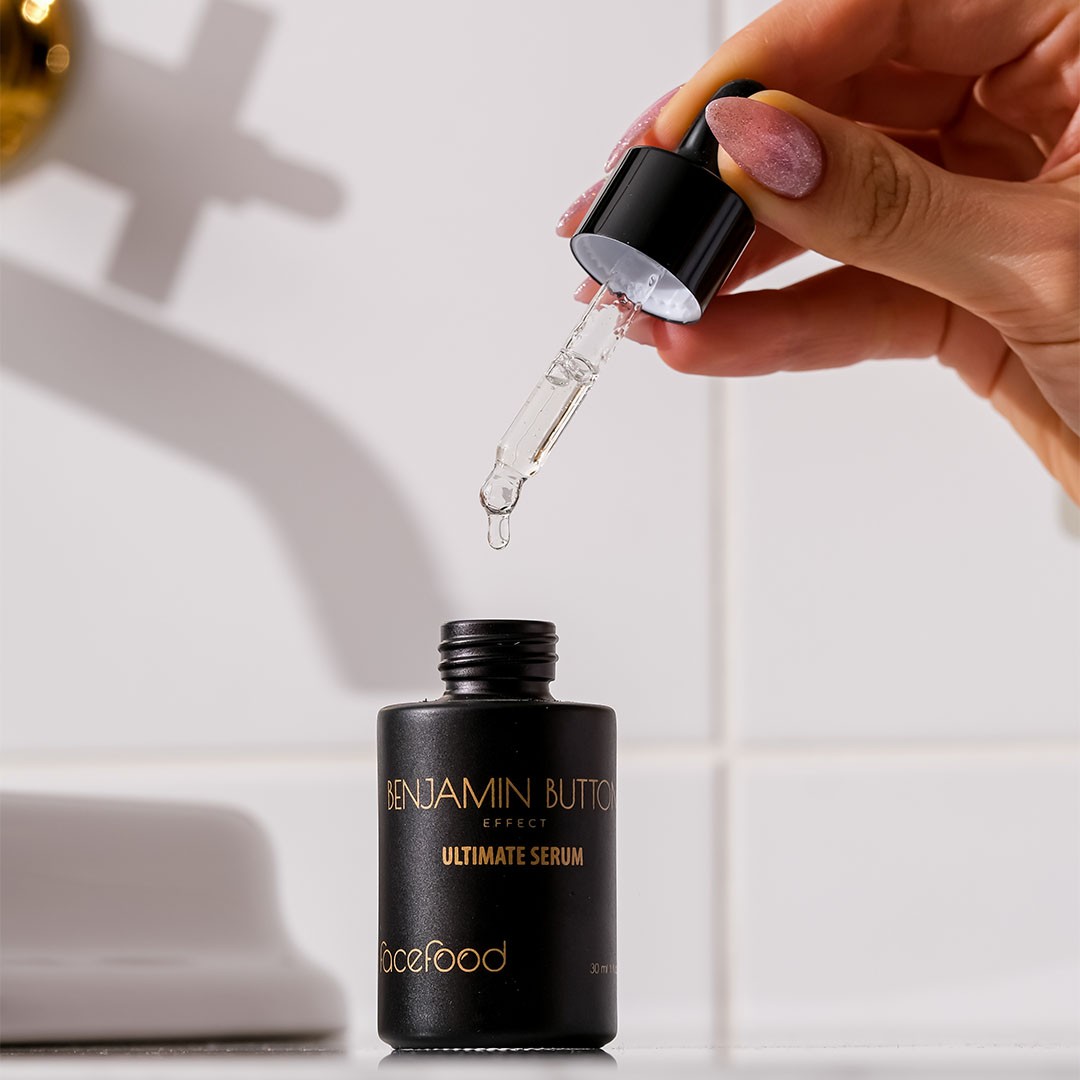 Ultimate serum cildin nemlenmesini sağlarken, çevresel faktörlerin ve yaşlanma sürecinin sonrasında oluşan değişiklikleri yavaşlatır ve tedavi eder.