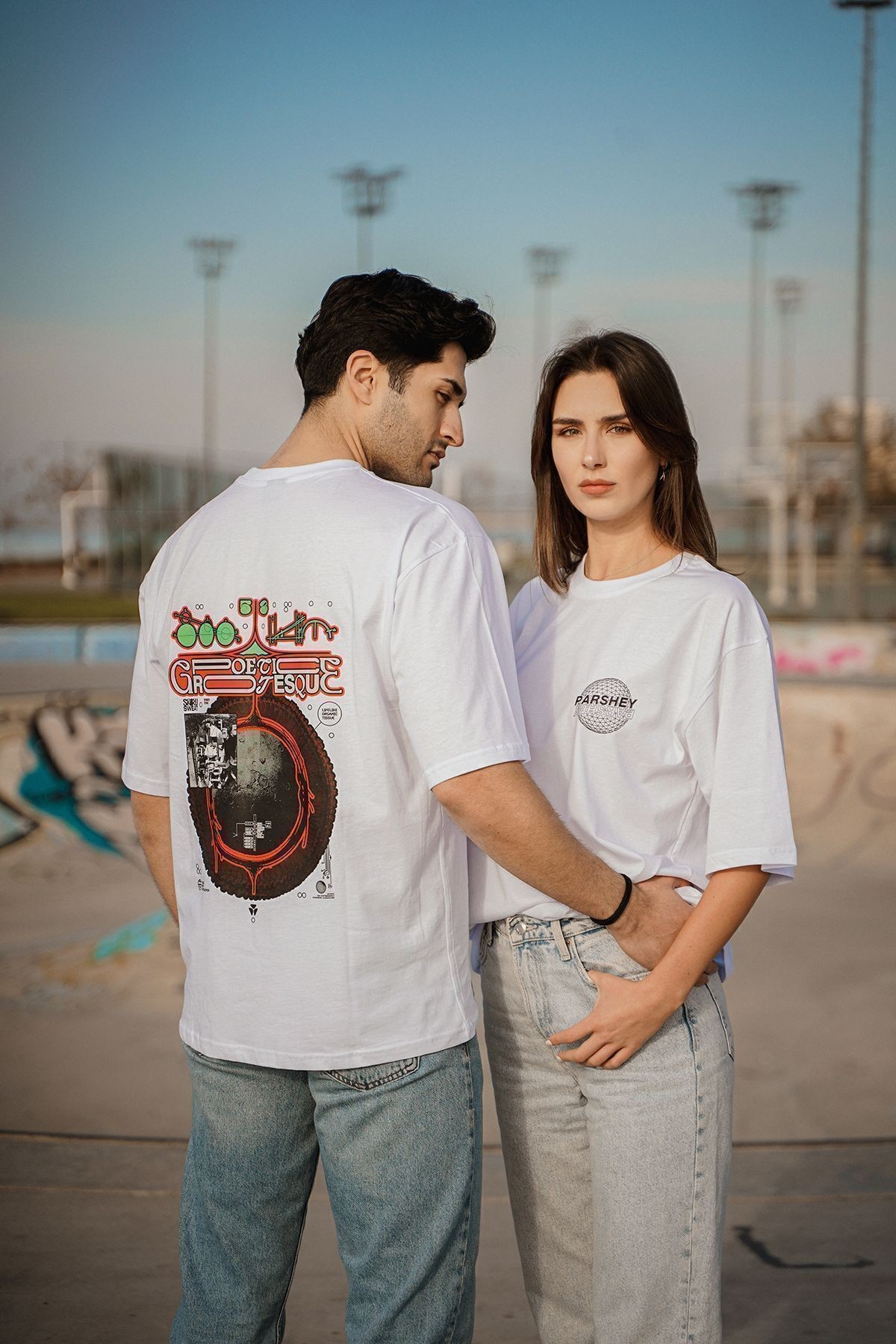 Unisex Beyaz Yarım Kollu Bisiklet Yaka %100 Pamuk Poetica Grotesque Arka Desenli Oversize T-shirt