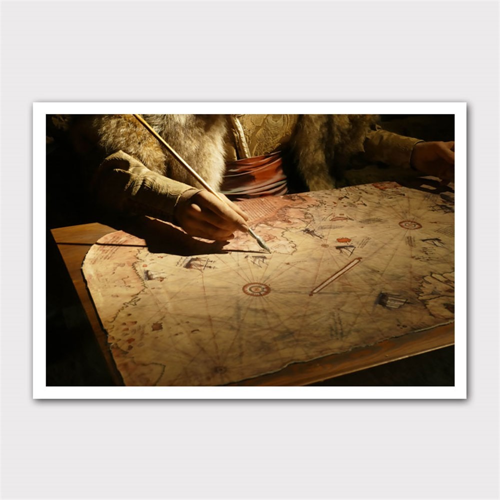 Harita Çizen Adam Kanvas Tablo