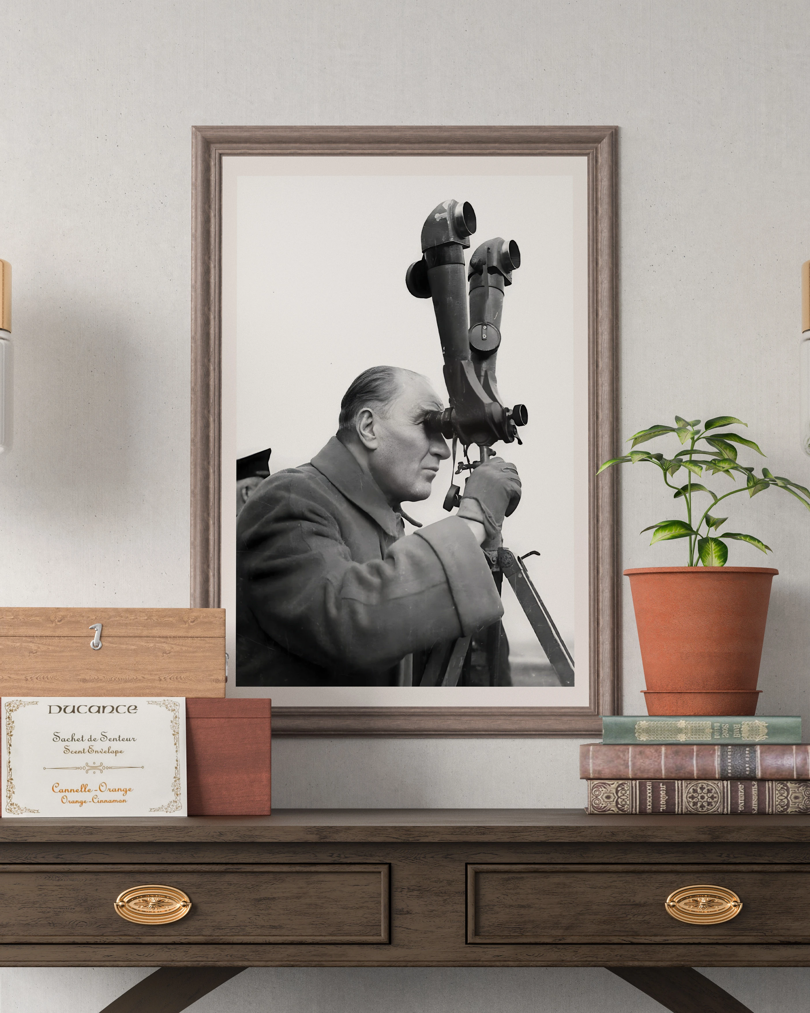 Atatürk'ün Dürbünle Gözlemlerken Fotoğrafı