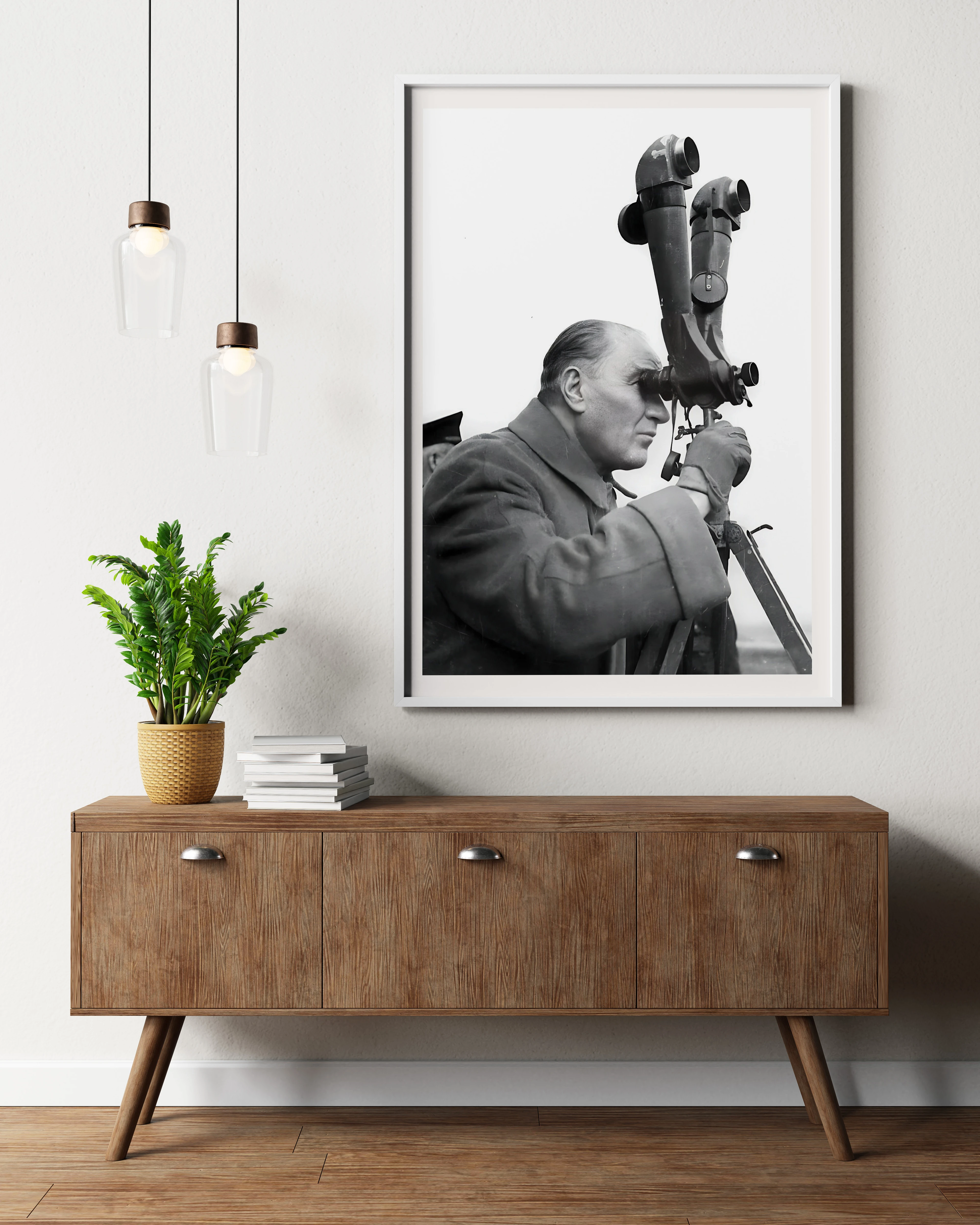 Atatürk'ün Dürbünle Gözlemlerken Fotoğrafı