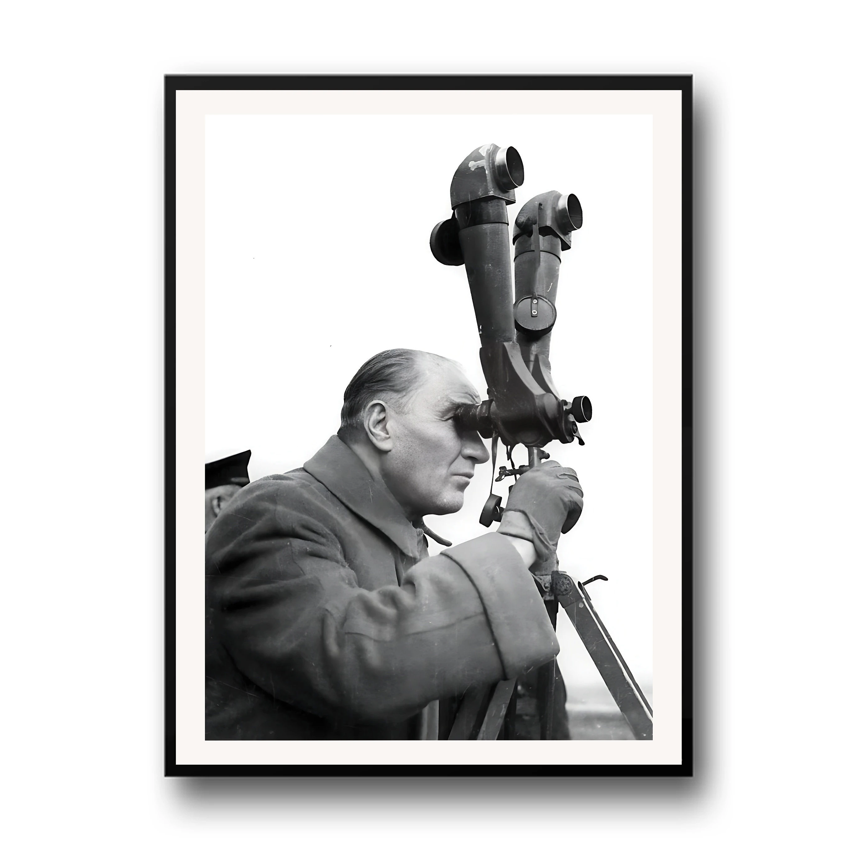 Atatürk'ün Dürbünle Gözlemlerken Fotoğrafı