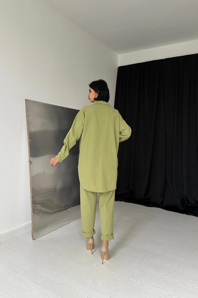 Yeşil Gömlek Ve Çıtçıtlı Pantolon Takım