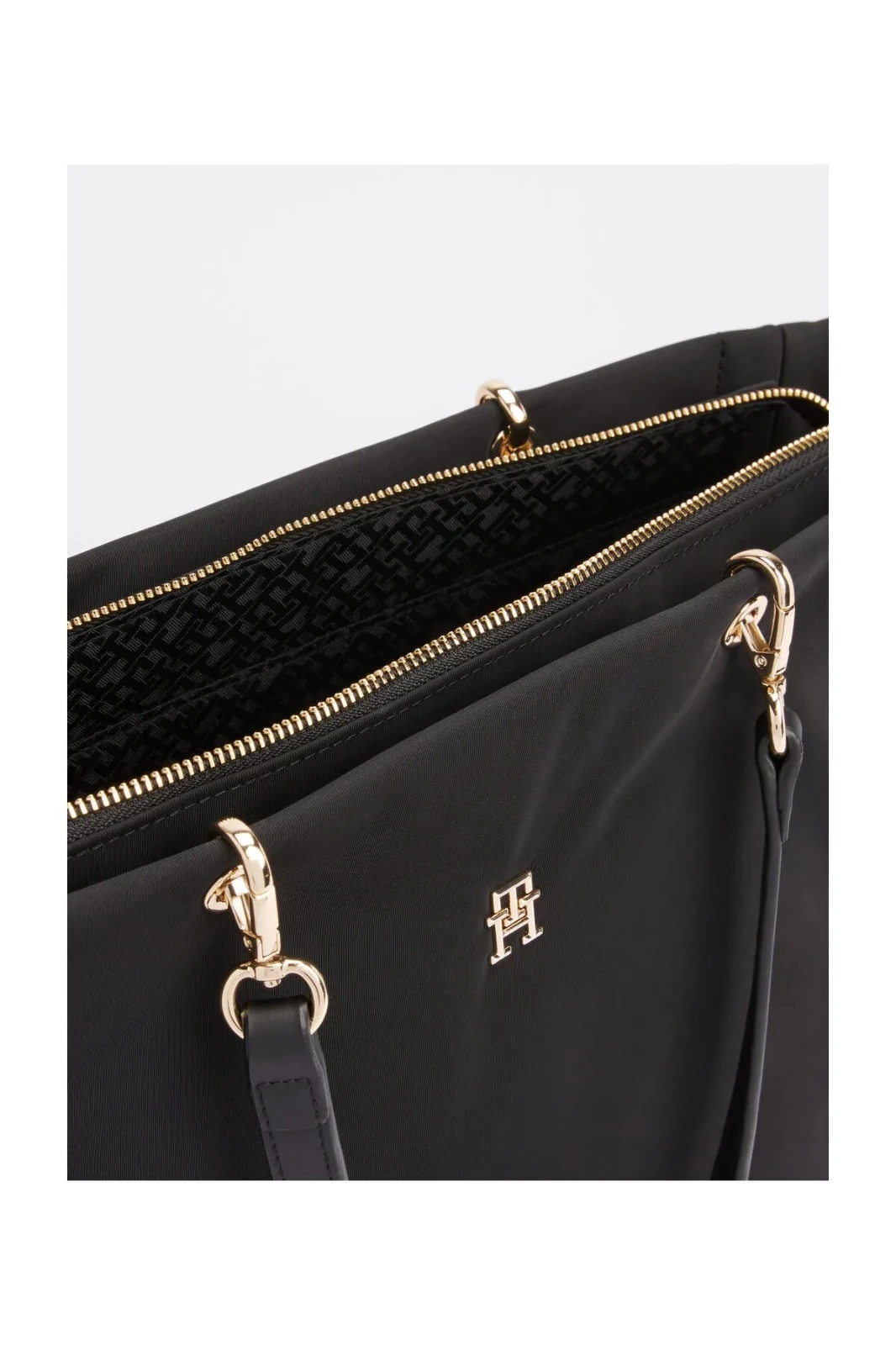 Tommy Hilfiger Kadın İki Yan Tarafı Cep Detaylı Omuz Askılı Siyah Omuz Çantası