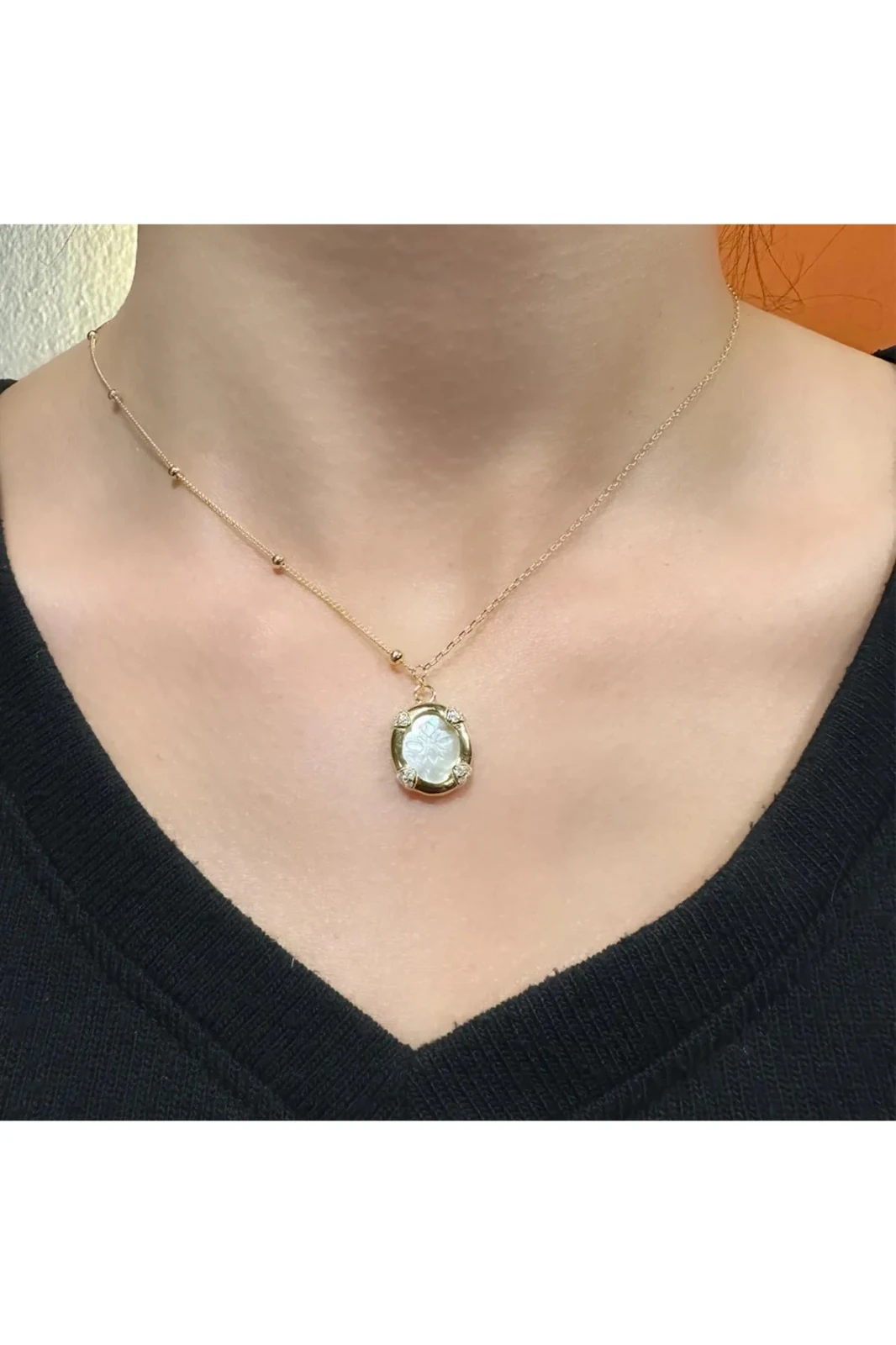 925 Ayar Gümüş Sarı Altın Kaplama Zincirli Sedef Taşlı Arı Madalyon Hayalet Kolye