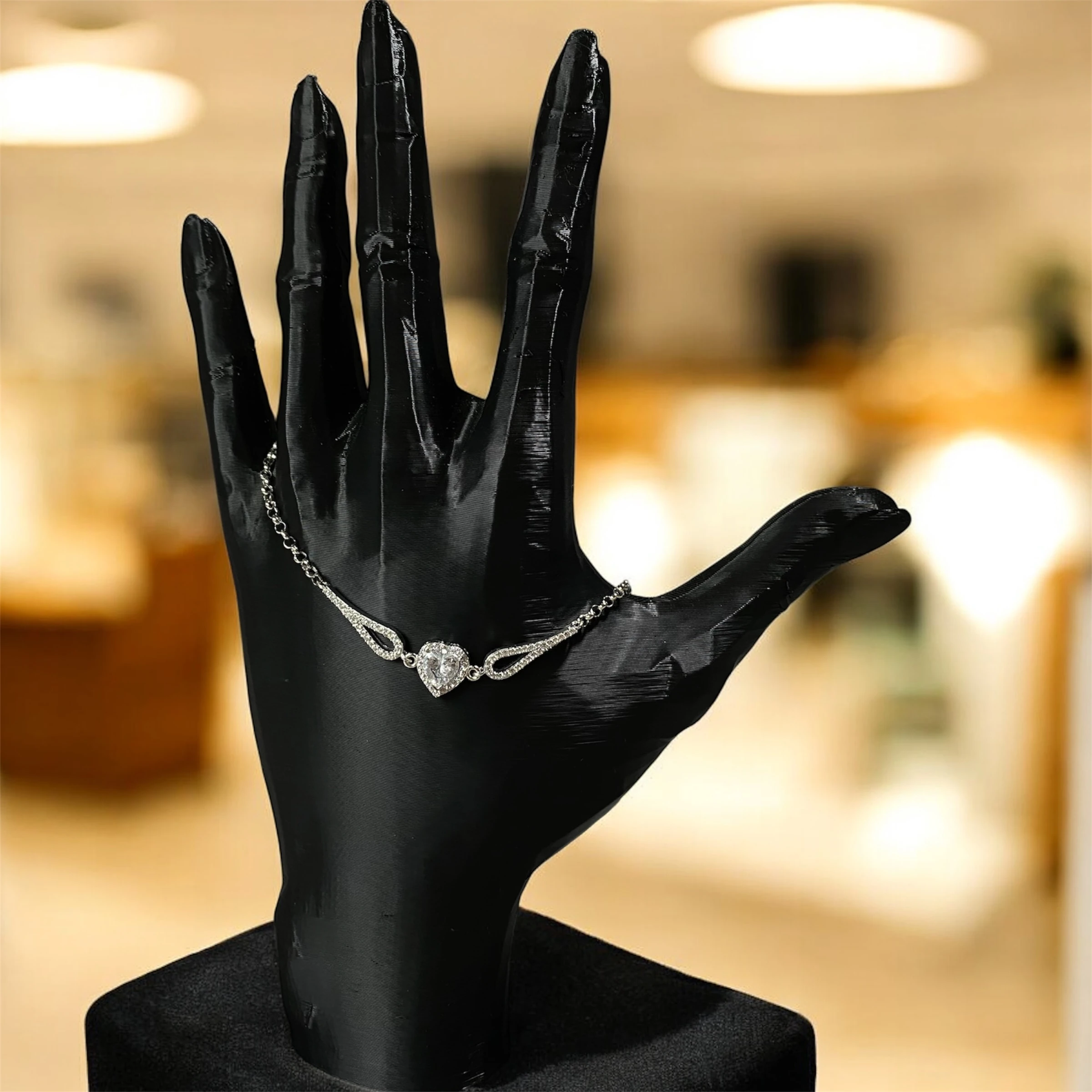 925 Ayar Gümüş Beyaz Kalp Taşlı Zirkon Taşlarla Çevrili Bileklik