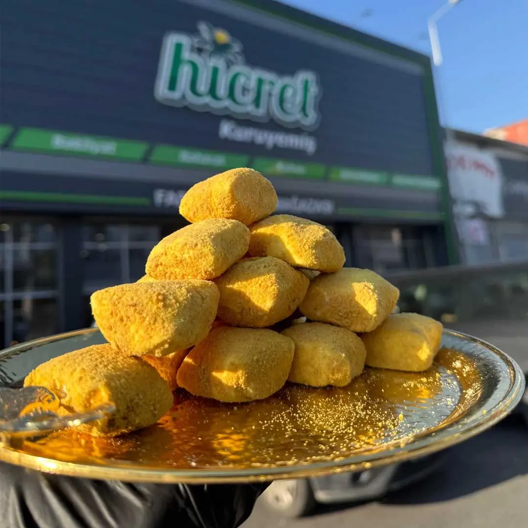 Sarı Kek Tozlu Çikolatalı Bohça