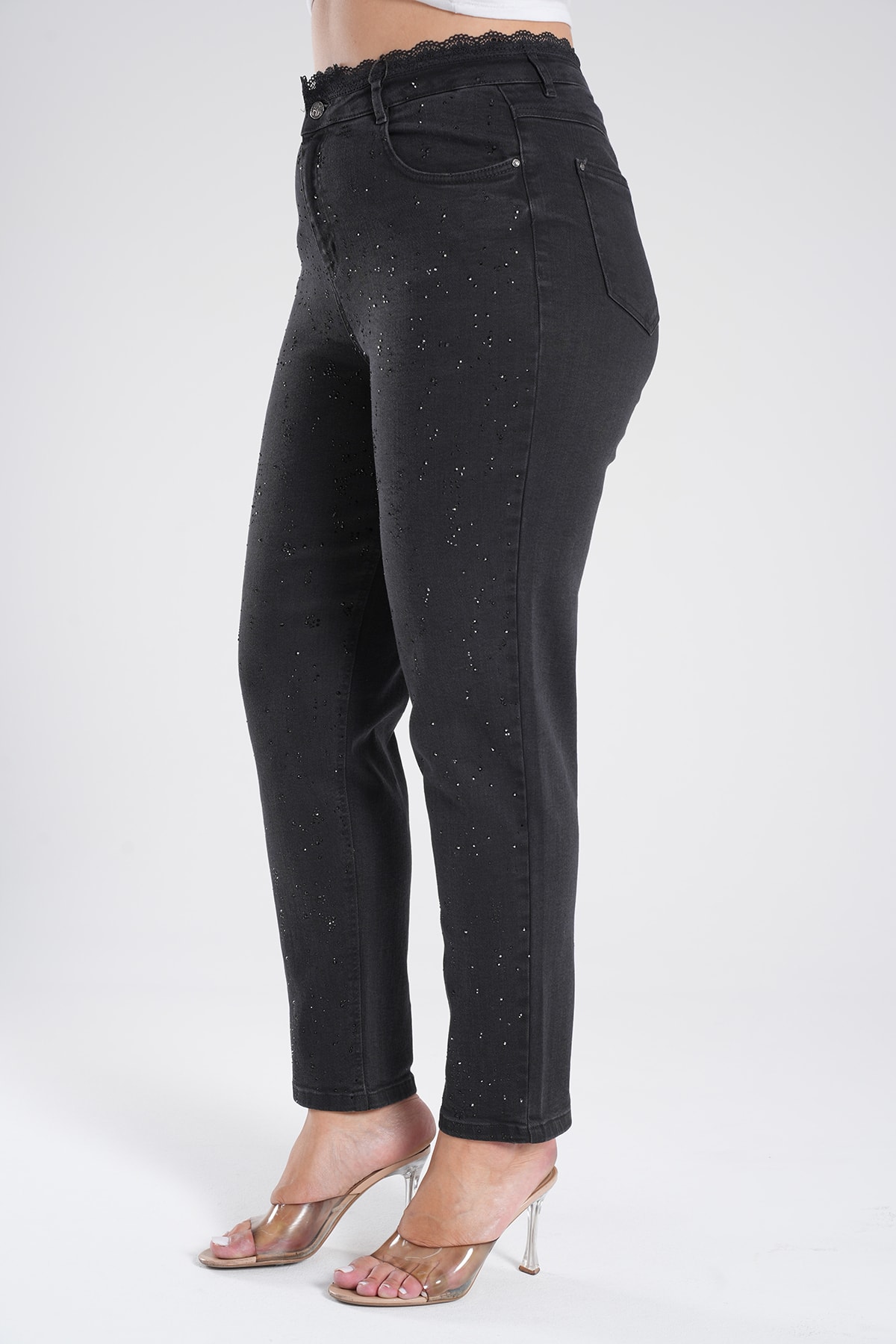 Kadın Bel Dantelli Serpme Taş Detaylı Mom Jean Pantolon 10596
