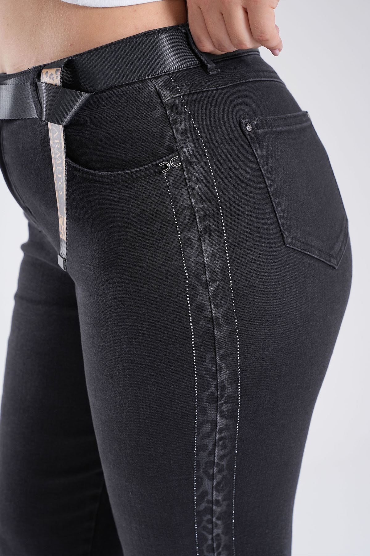 Kadın Yan Kup Leopar Taş Detaylı Jean Mom Pantolon 10599